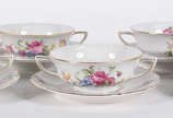 Conjunto com seis taças para consomé com pires ... - Conjunto com seis taças para consomé com pires de porcelana tcheca.