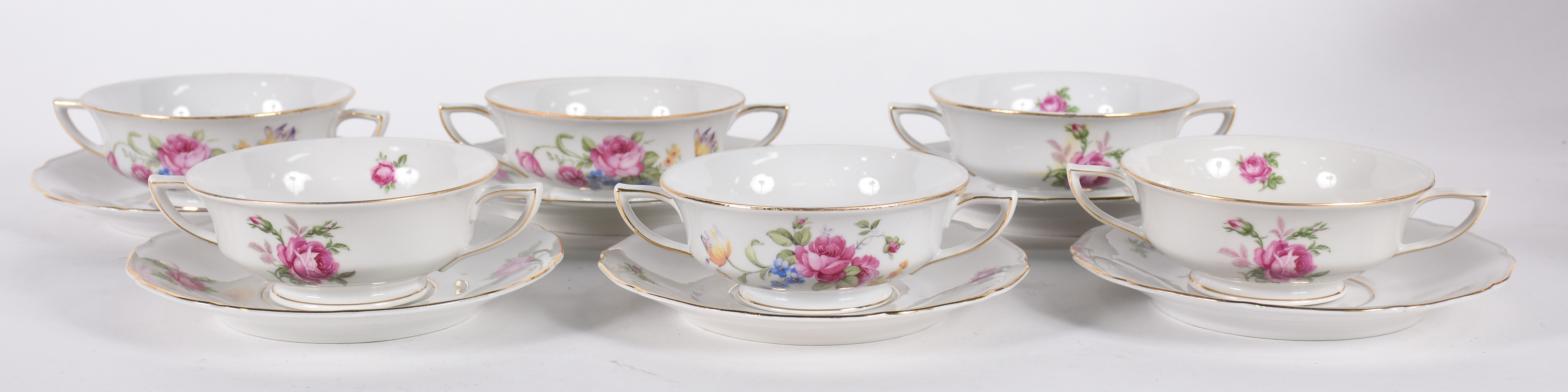 Conjunto com seis taças para consomé com pires de porcelana tcheca. - foto 2 de 3