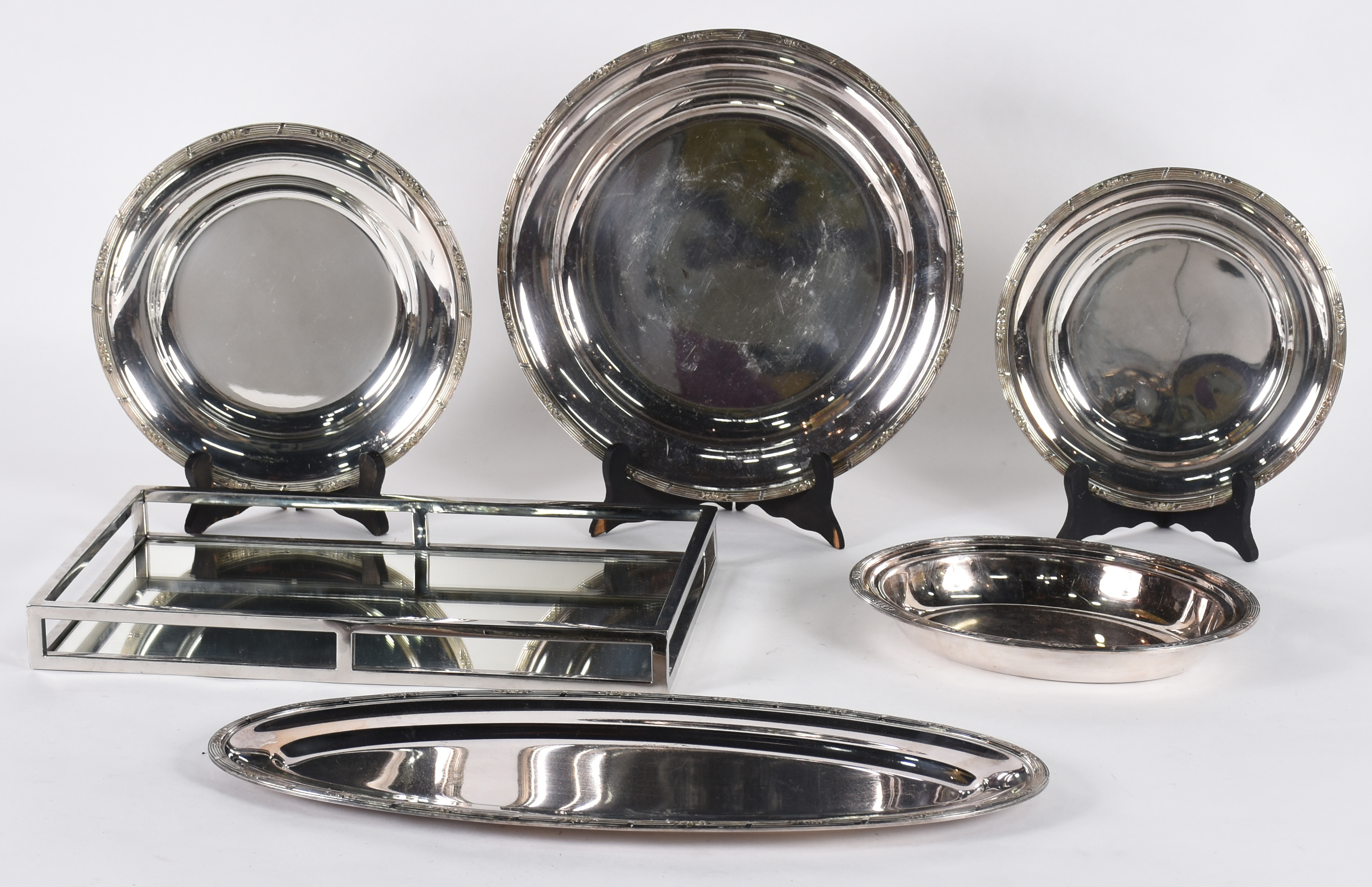 Diversas peças, sendo: Bandeja de metal WOLFF com fundo espelhado; e... - foto 1 de 5
