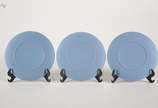 Três pratos de porcelana inglesa Wedgwood azul ... - Três pratos de porcelana inglesa Wedgwood azul e branco comemorativos do Natal, decorado com cenas de Londres. Diâmetro 21 cm.