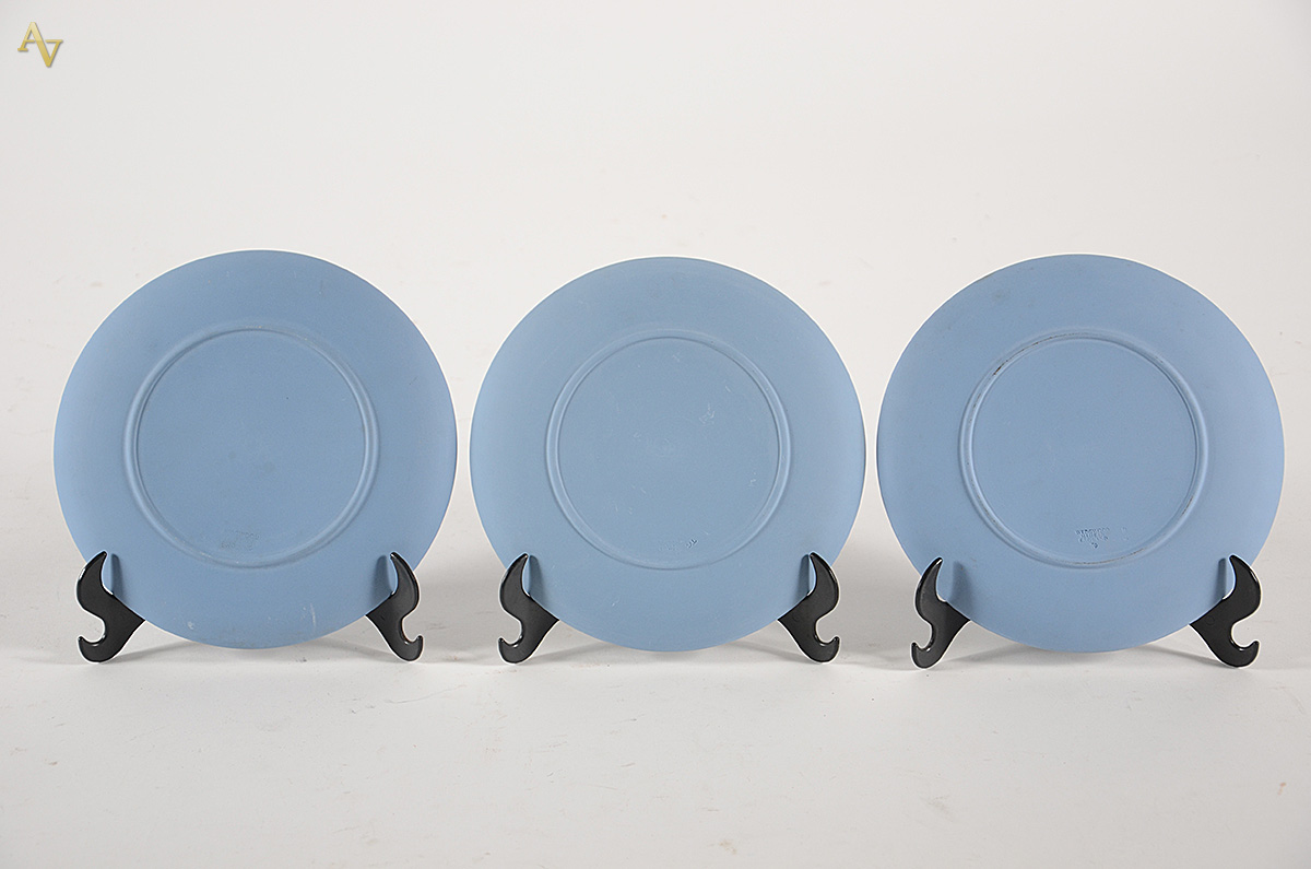 Três pratos de porcelana inglesa Wedgwood azul e branco comemorativos... - foto 2 de 2