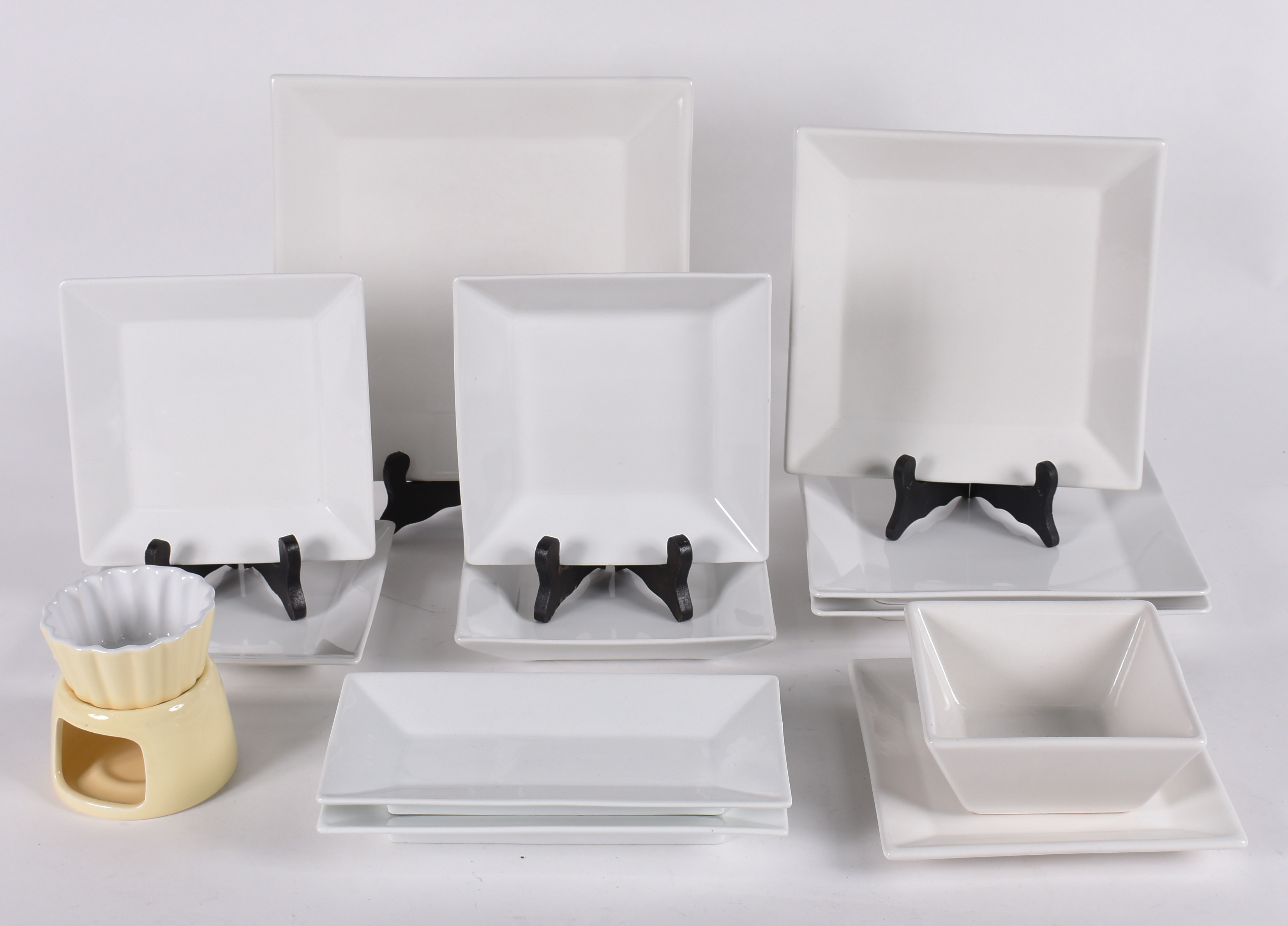 Diversas peças, sendo: Pequena peça para fondue de porcelana e... - foto 1 de 5