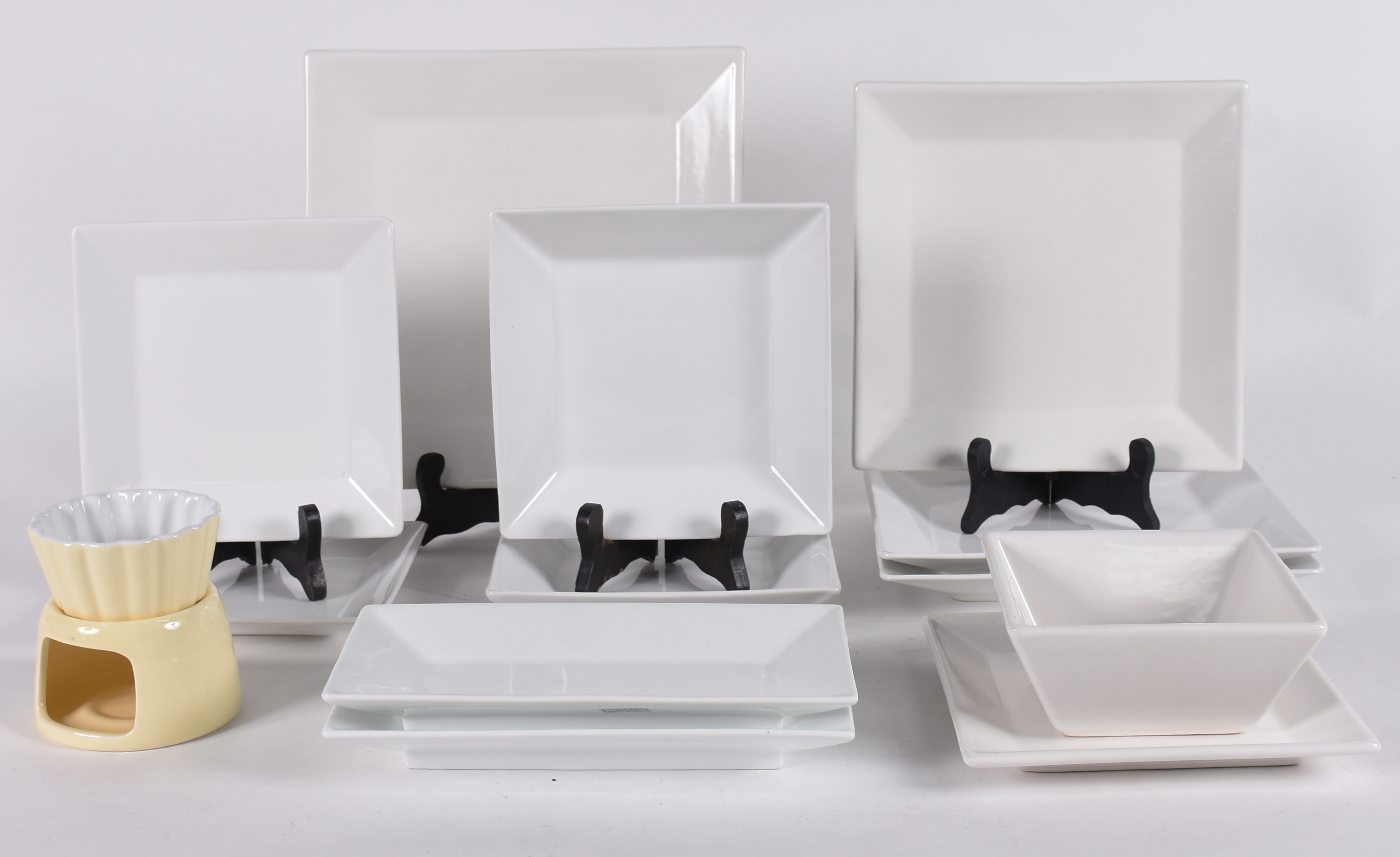 Diversas peças, sendo: Pequena peça para fondue de porcelana e... - foto 2 de 5