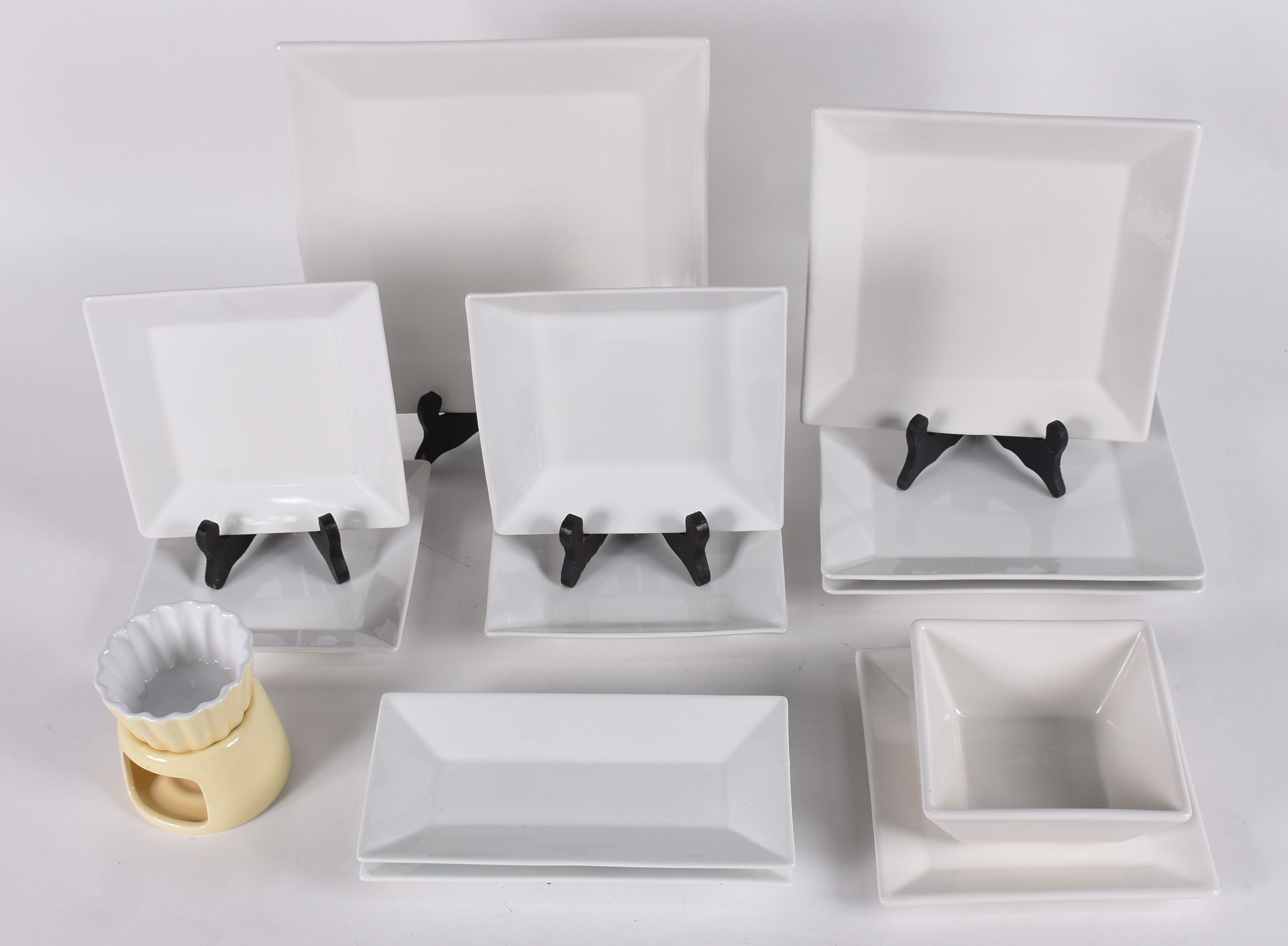 Diversas peças, sendo: Pequena peça para fondue de porcelana e... - foto 3 de 5