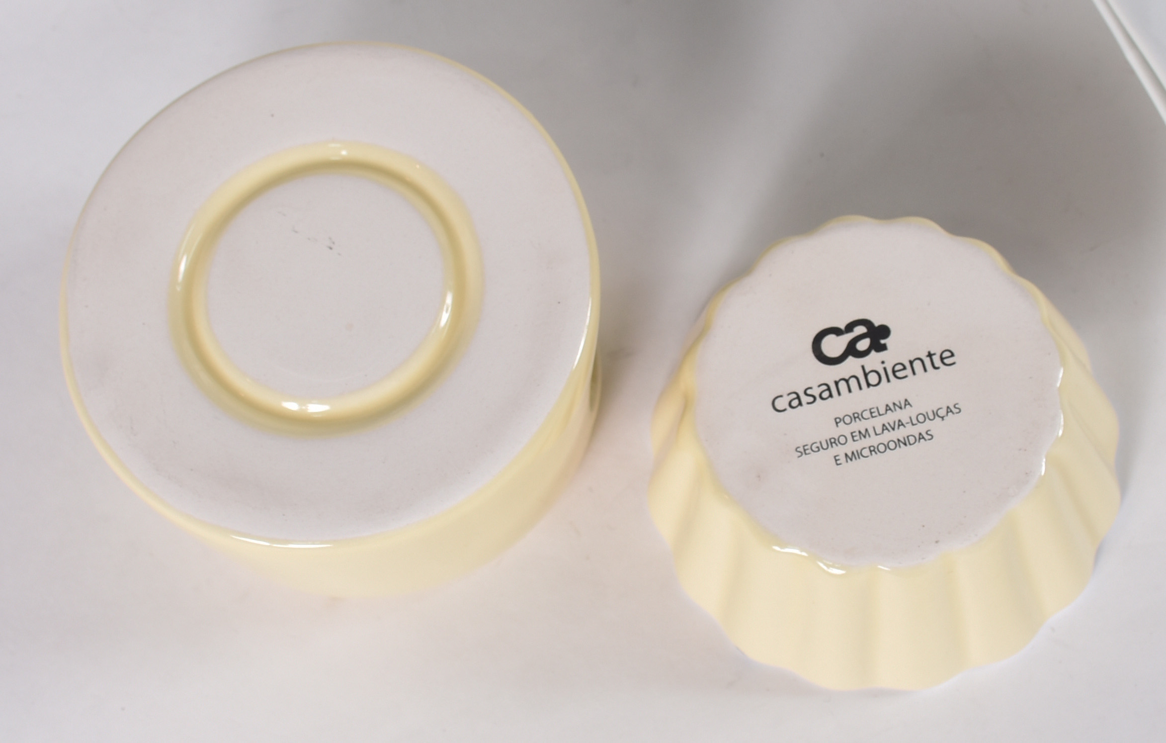 Diversas peças, sendo: Pequena peça para fondue de porcelana e... - foto 4 de 5