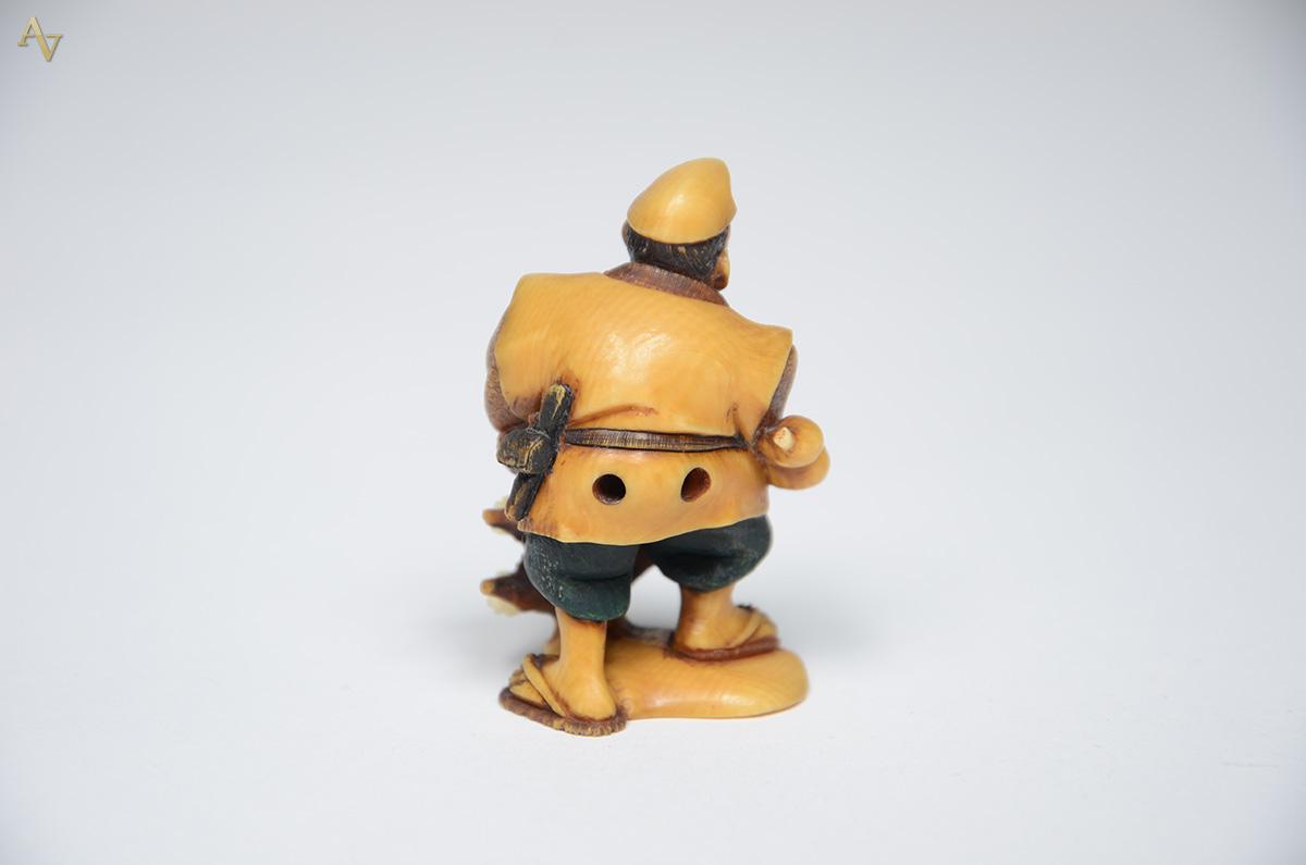 Netsuke de marfim. Altura 5,5 cm. - foto 2 de 2