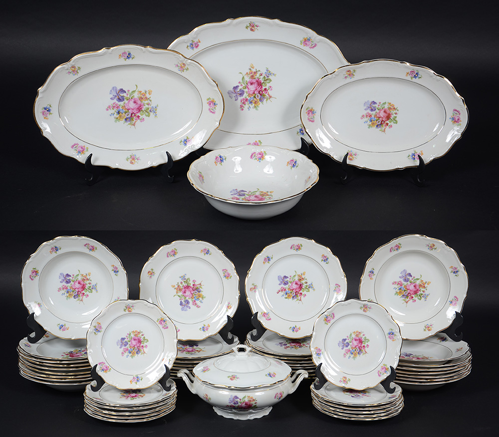 Aparelho de jantar de porcelana polonesa, sendo: 17 pratos rasos, 17...