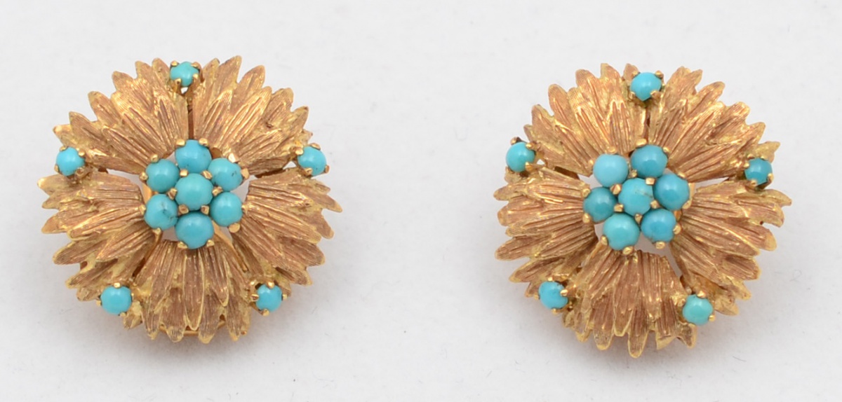 Par de brincos de ouro amarelo 18 k com turquesas em forma de flores...