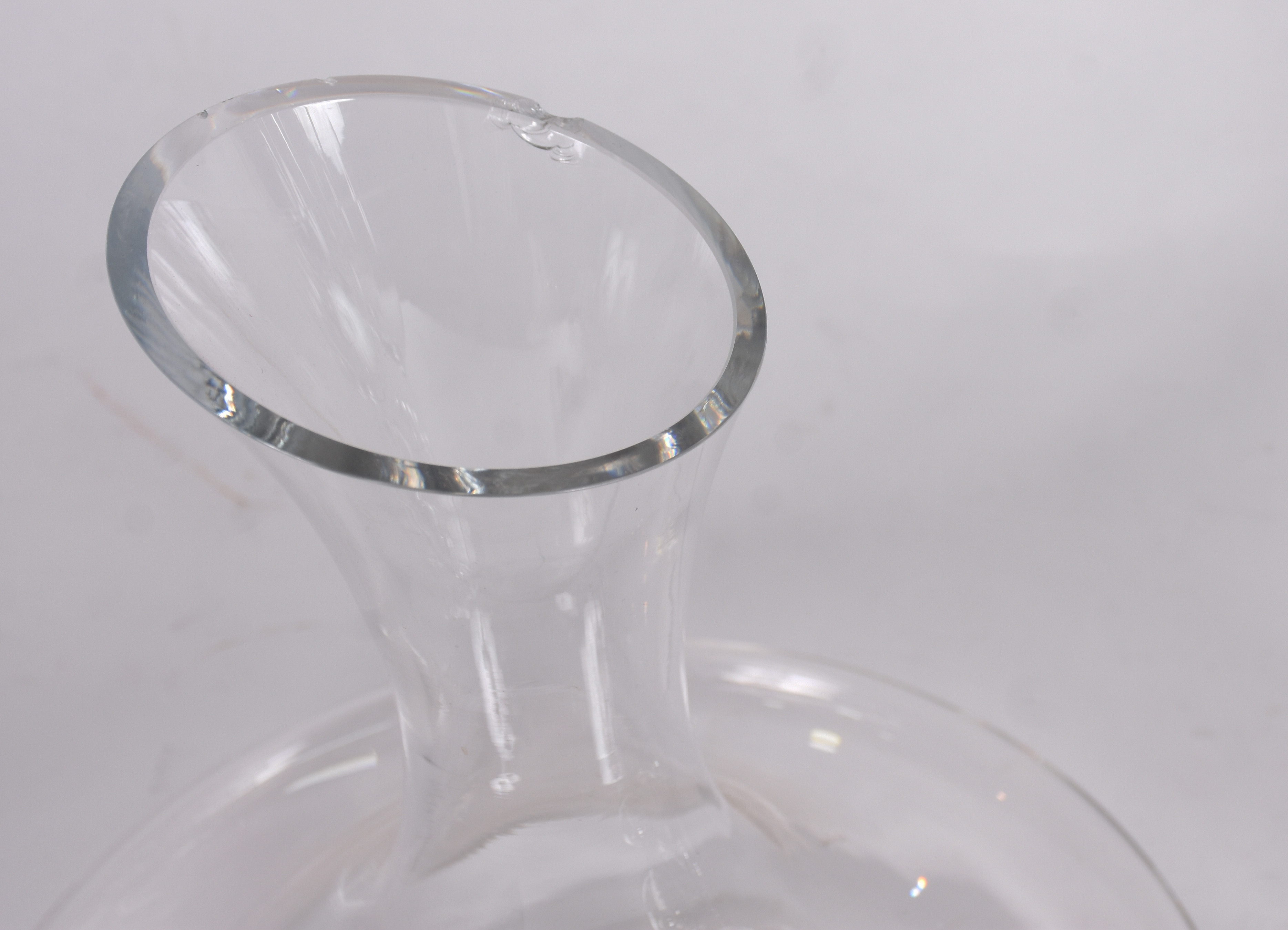 Seis cálices "ballon" para vinho e decanteur (lascado na borda). - foto 2 de 4