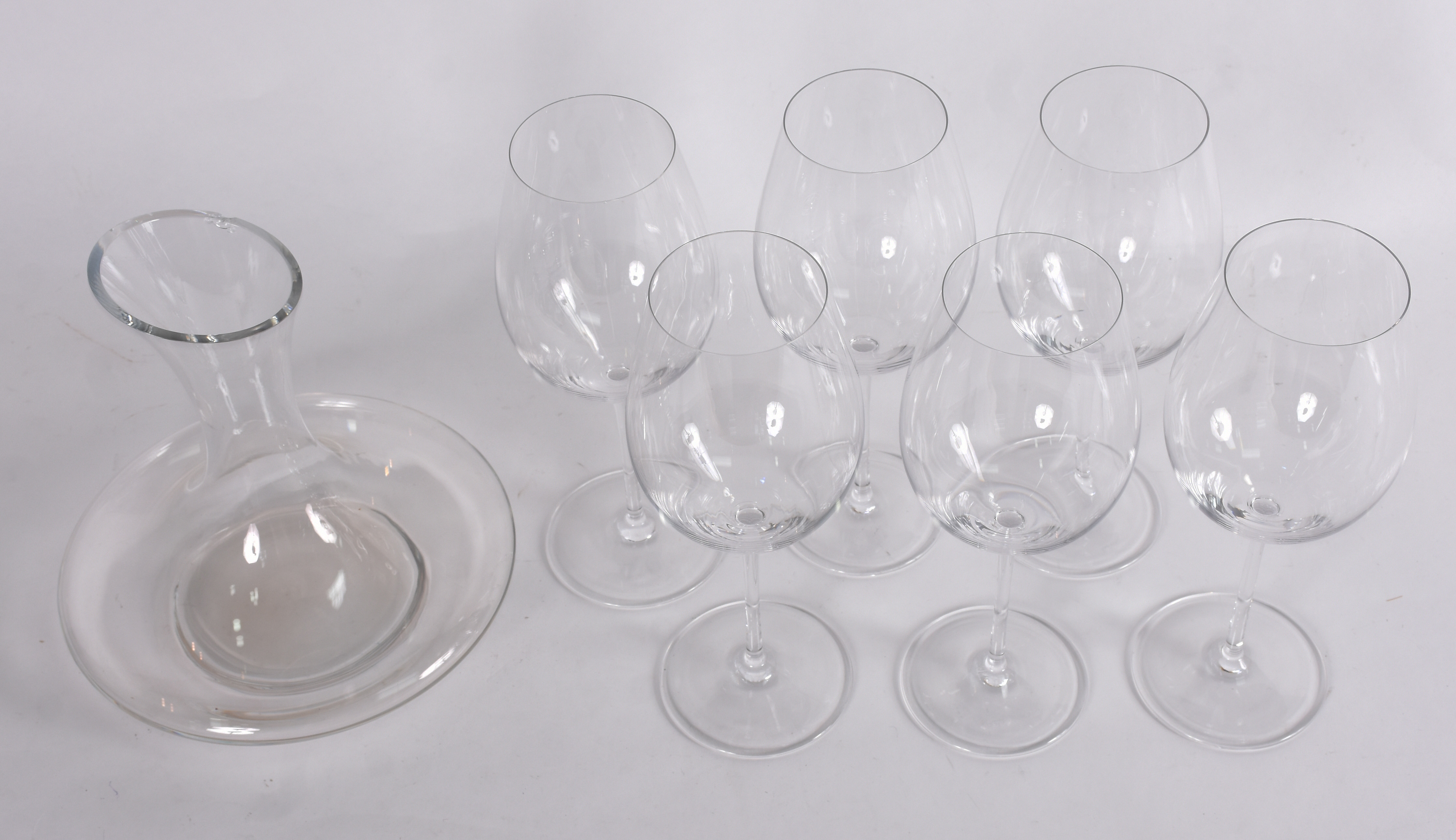 Seis cálices "ballon" para vinho e decanteur (lascado na borda). - foto 3 de 4