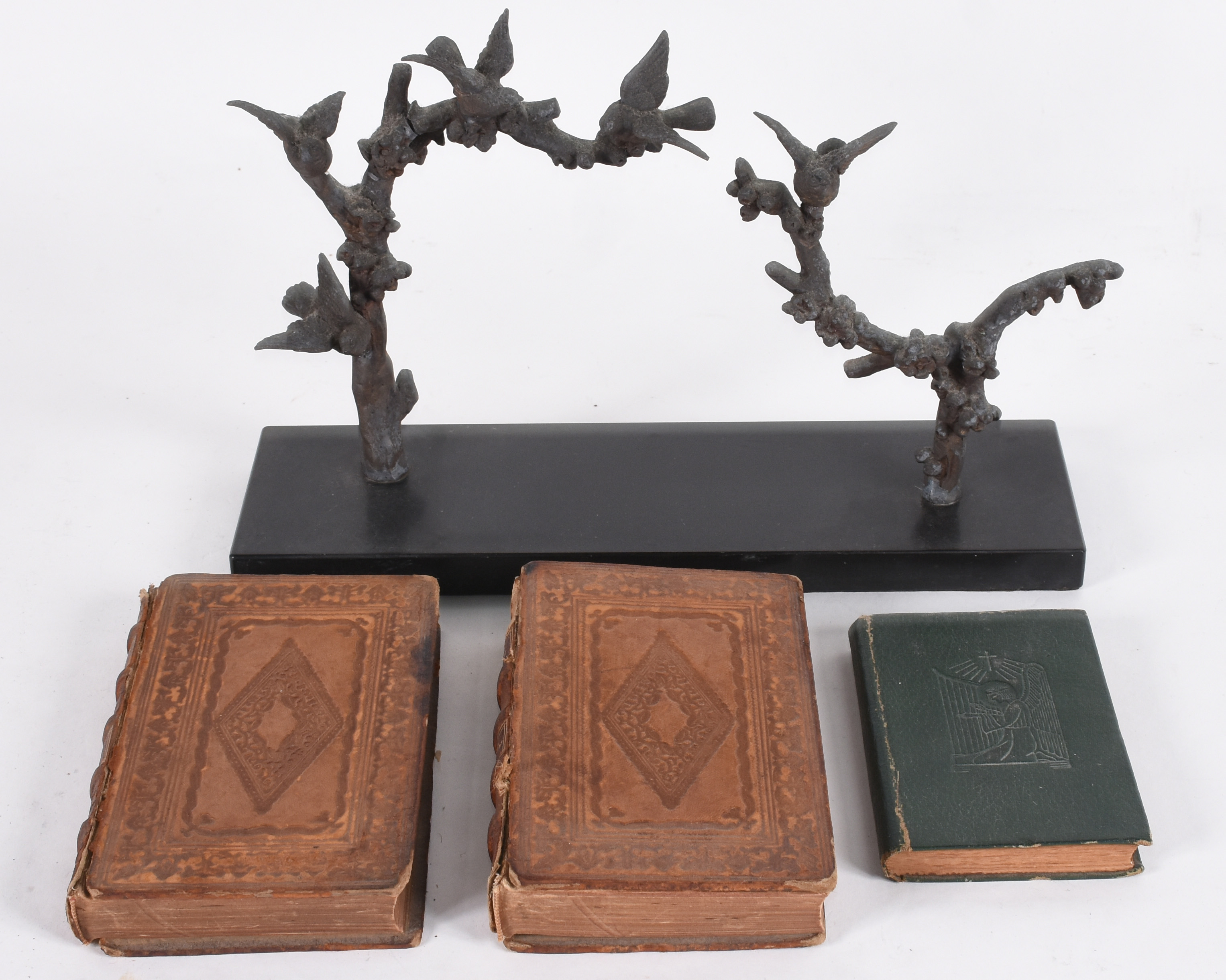 Escultura de metal com galhos de árvores e pássaros, base de mármore... - foto 1 de 4