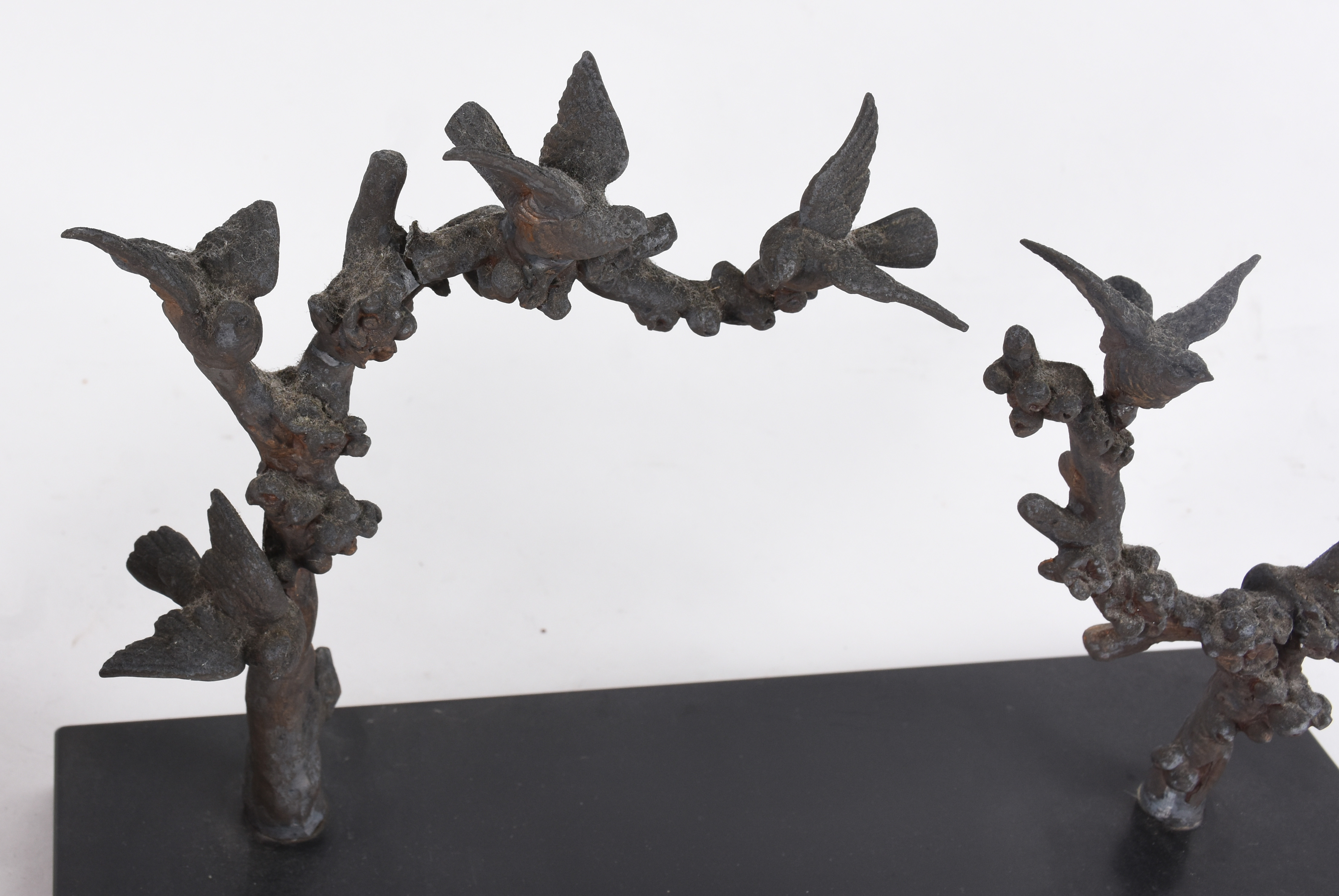 Escultura de metal com galhos de árvores e pássaros, base de mármore... - foto 4 de 4