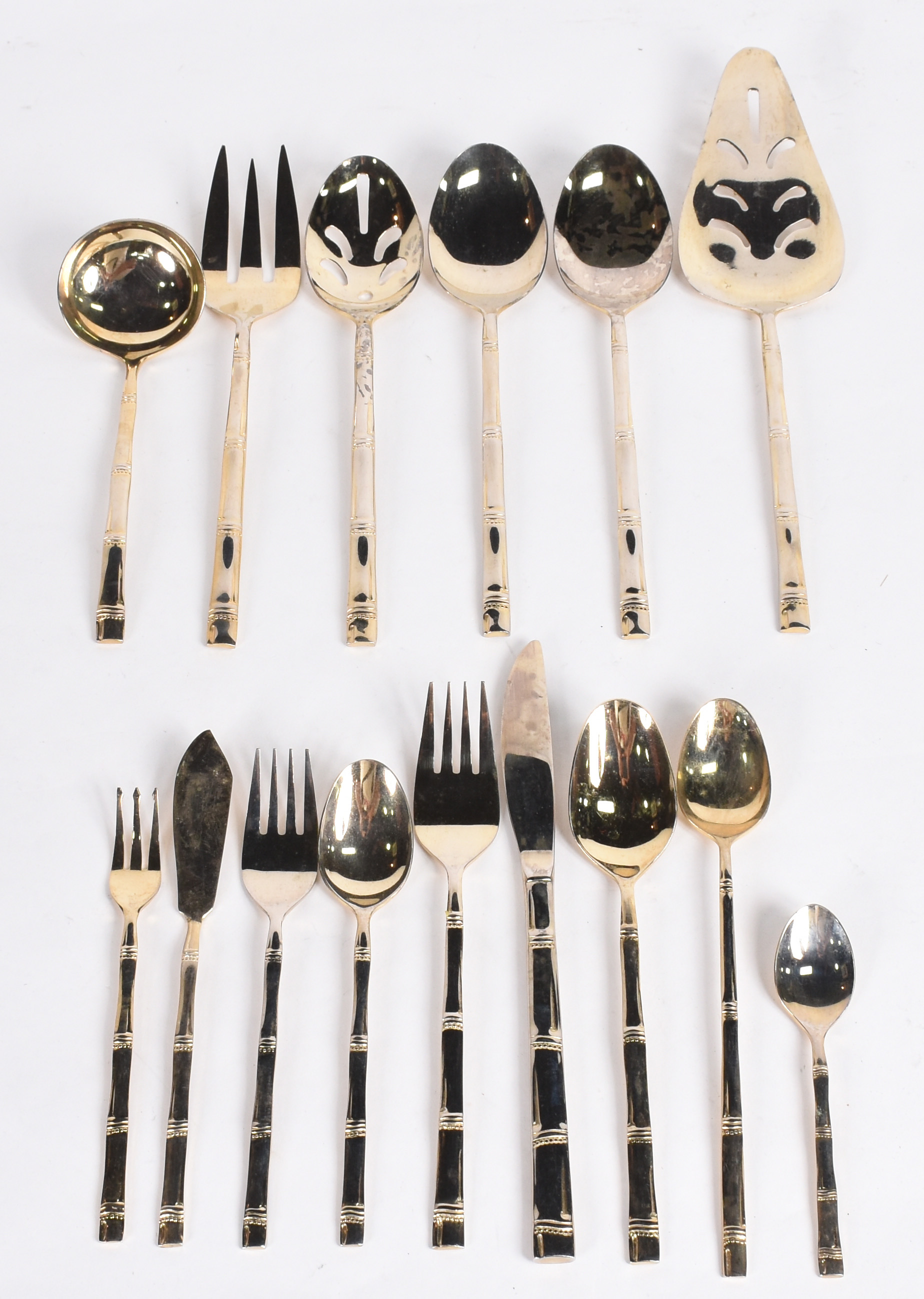 Faqueiro de metal dourado, composto por 12 colheres, 13 garfos e 12... - foto 1 de 3