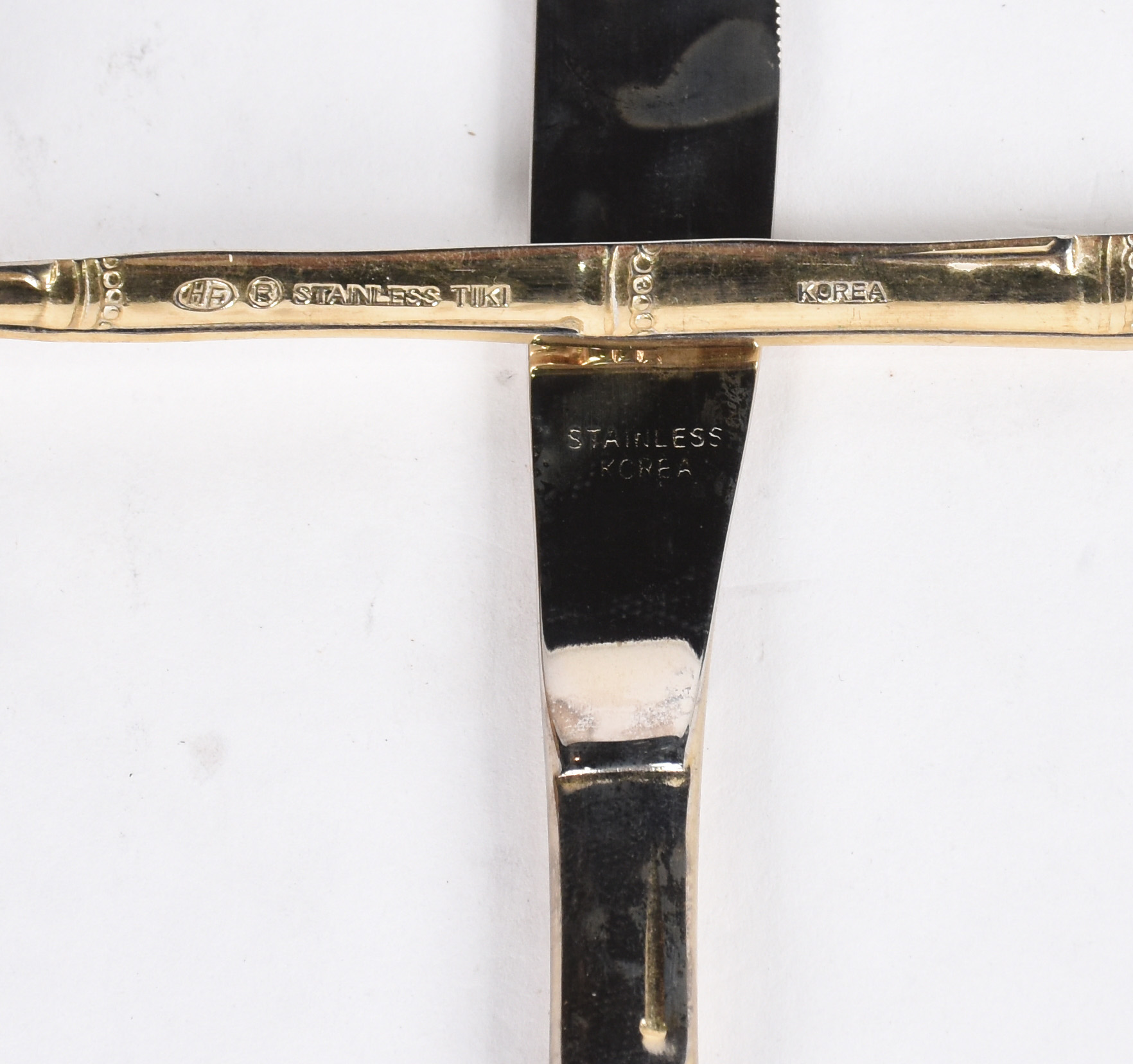 Faqueiro de metal dourado, composto por 12 colheres, 13 garfos e 12... - foto 3 de 3