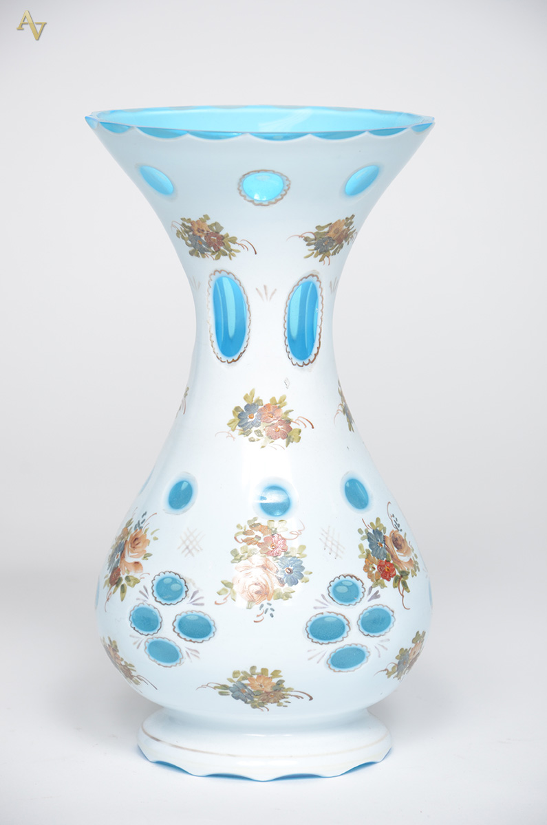 Vaso de overlay azul e branco. Altura 25 cm.
