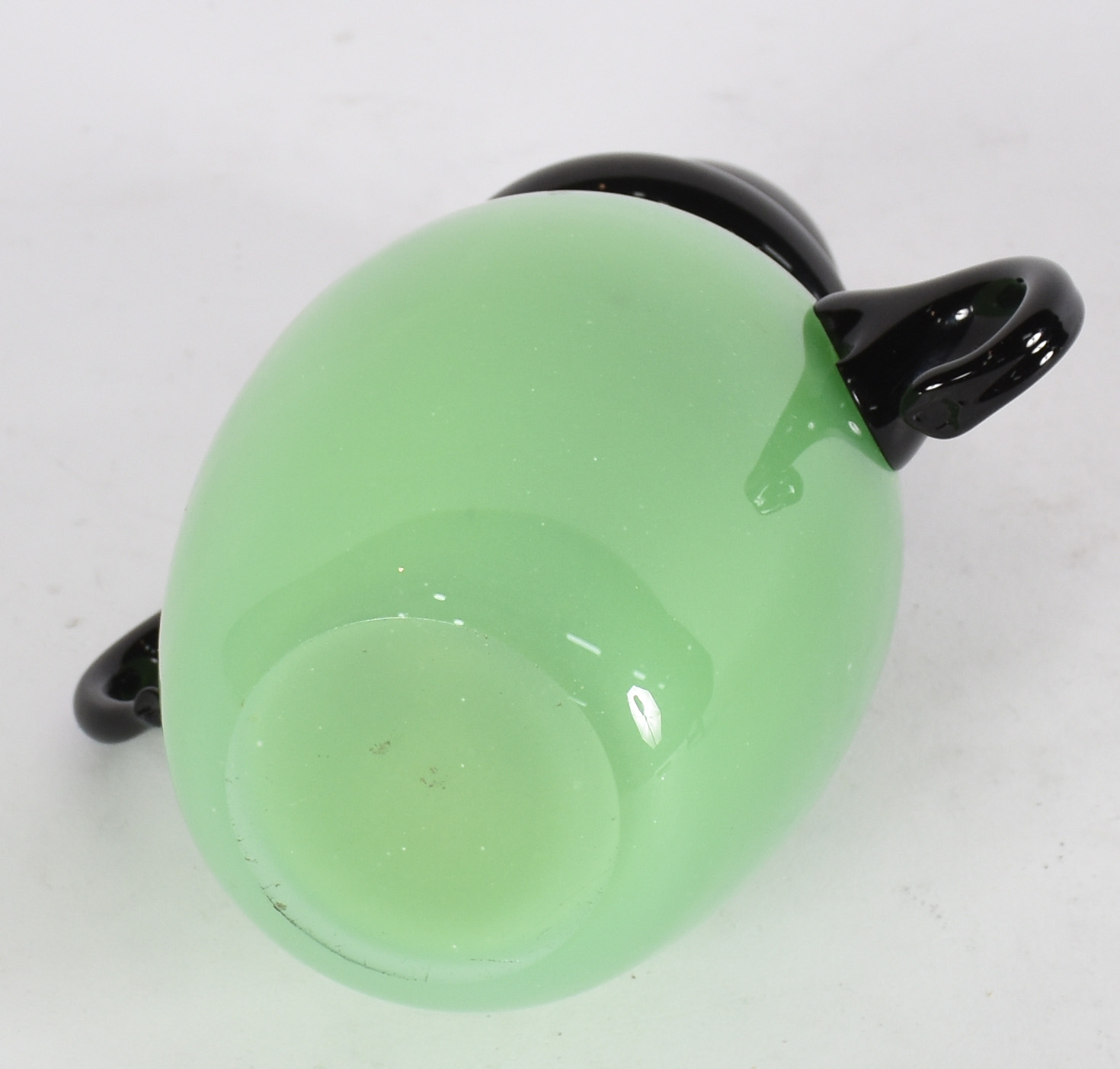 Vaso artístico de murano na cor verde com 2 alças e tampa na cor... - foto 3 de 3