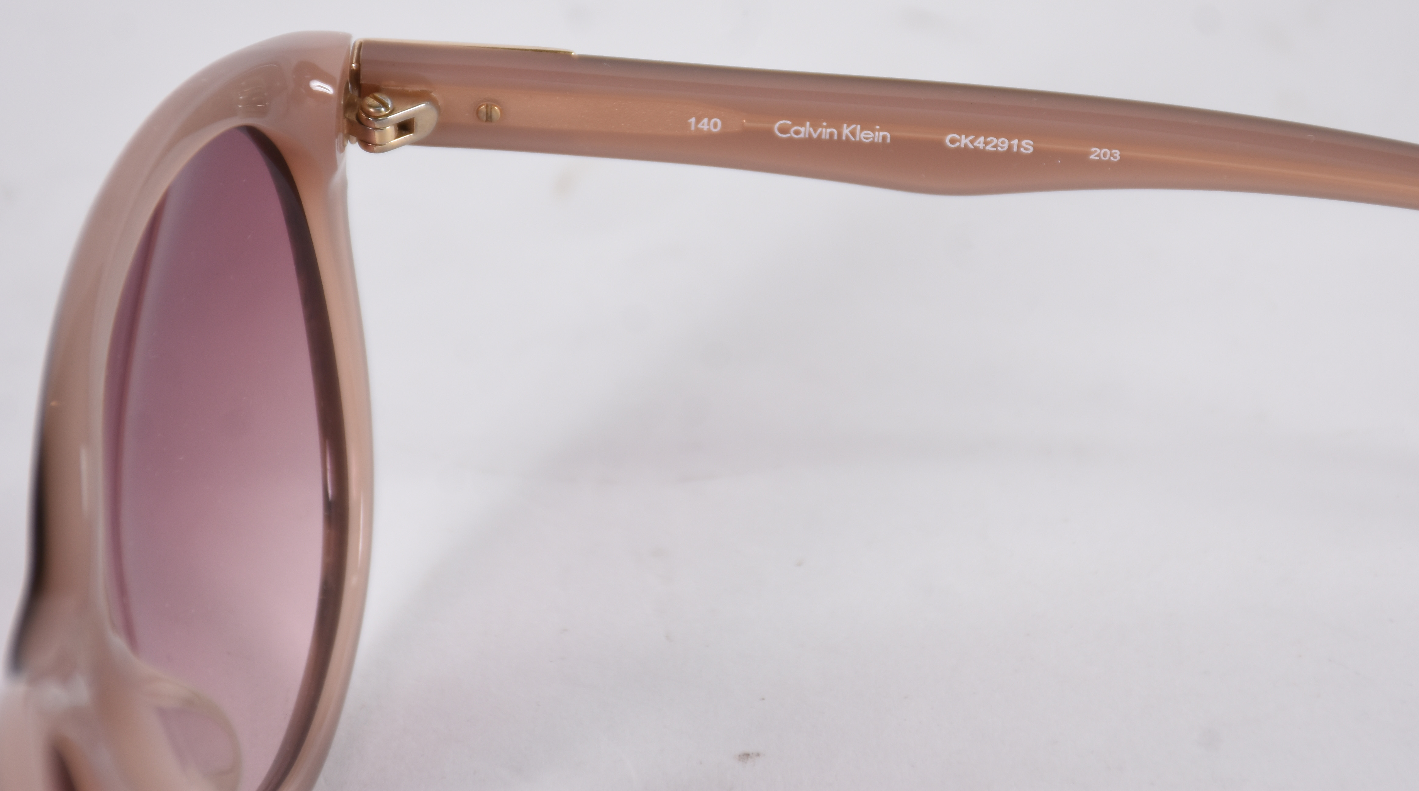 Óculos de sol marca Calvin Klein - foto 3 de 4