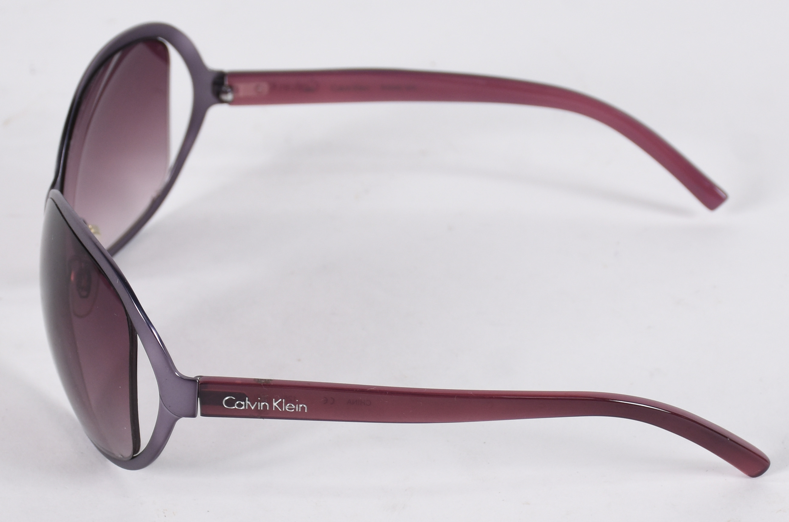 Óculos de sol da marca Calvin Klein. - foto 2 de 4