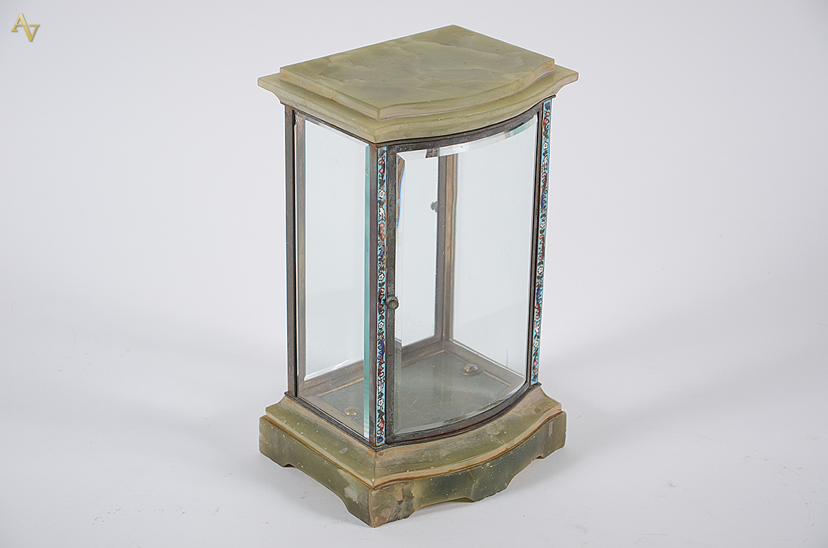 Vitrine de mesa de onix, cloisonne e cristal. Porta feitio bombé... - foto 1 de 2