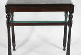 Mesa aparador de madeira nobre com tampo de már... - Mesa aparador de madeira nobre com tampo de mármore e prateleira inferior de vidro.