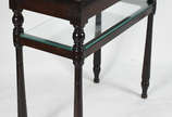 Mesa aparador de madeira nobre com tampo de már... - Mesa aparador de madeira nobre com tampo de mármore e prateleira inferior de vidro.