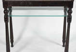 Mesa aparador de madeira nobre com tampo de már... - Mesa aparador de madeira nobre com tampo de mármore e prateleira inferior de vidro.