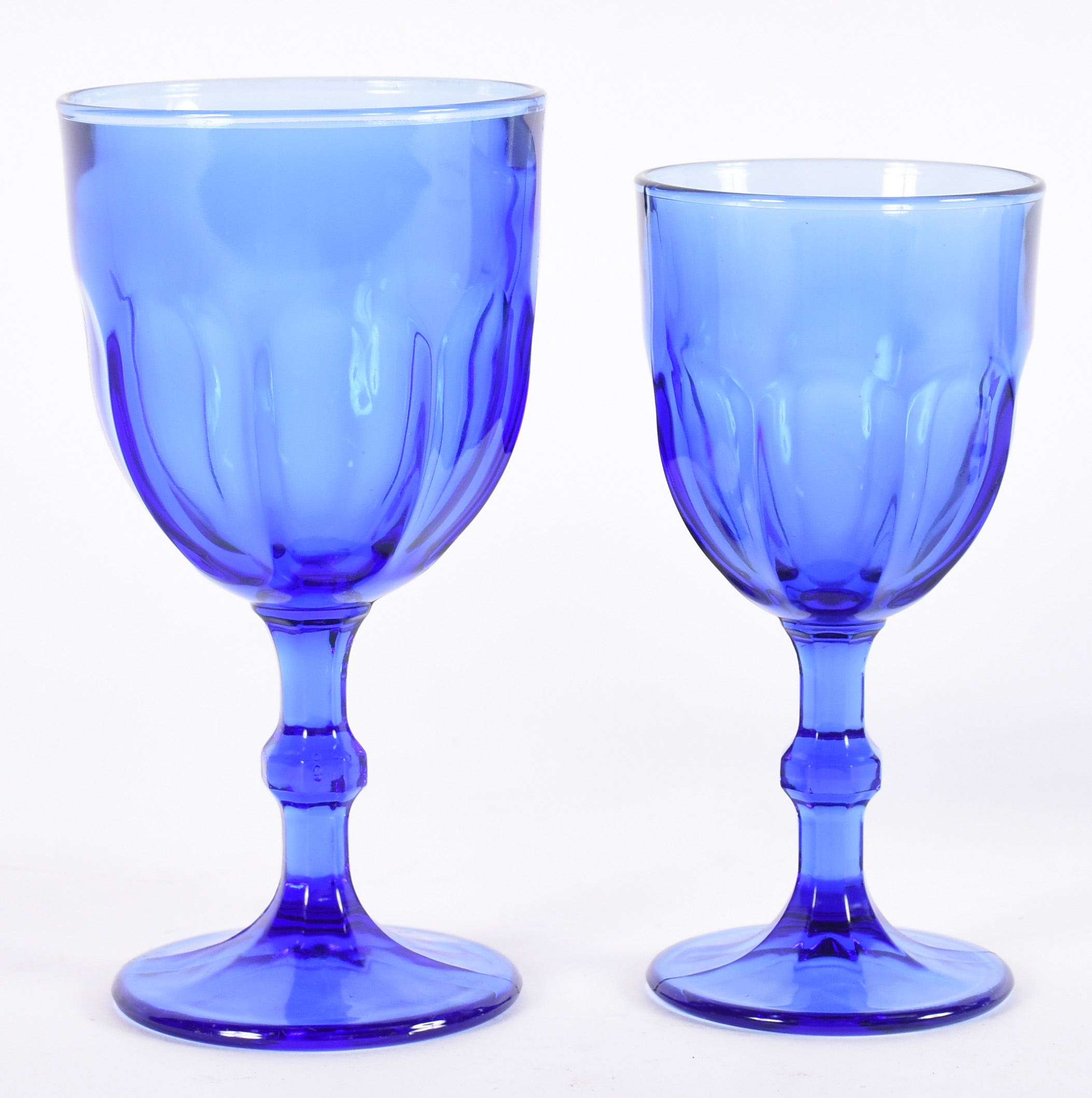 Conjunto de copos de vidro azul, sendo 12 para água e 11 para vinho... - foto 2 de 2
