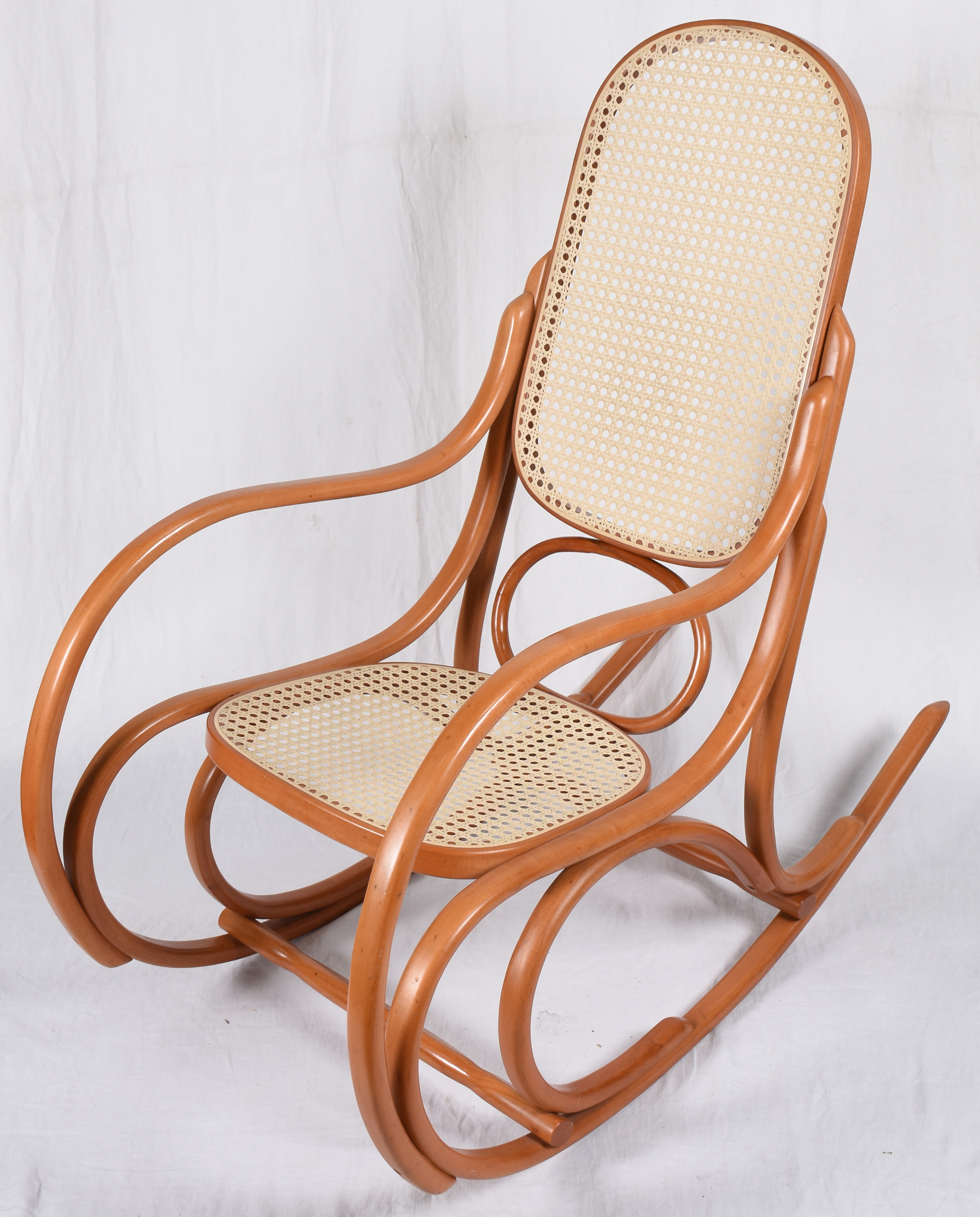 Cadeira de balanço de madeira nobre estilo austríaco Thonet, com... - foto 1 de 3