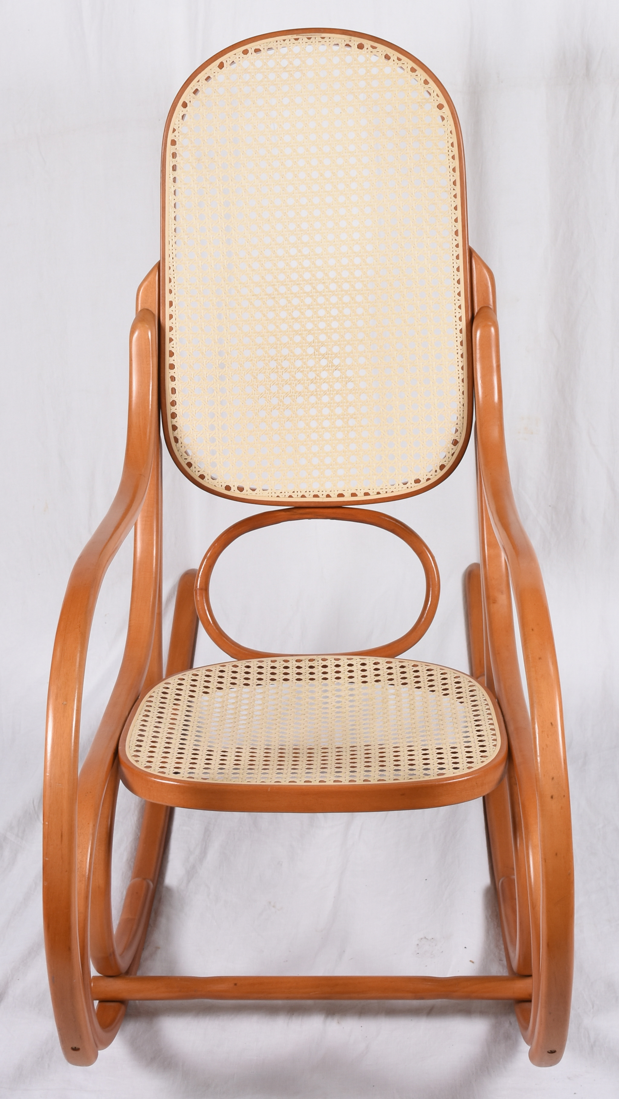 Cadeira de balanço de madeira nobre estilo austríaco Thonet, com... - foto 2 de 3