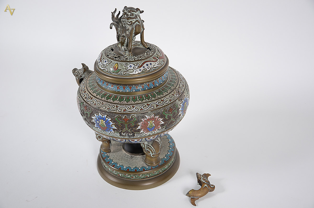 Incensório de bronze e cloisonne (uma alça solta), tampa com pega na... - foto 2 de 2
