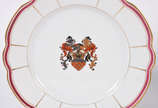Par de pratos de porcelana portuguesa Vista Ale... - Par de pratos de porcelana portuguesa Vista Alegre, anos 40, decorados com  Brazão em policromia.