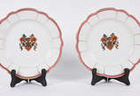 Par de pratos de porcelana portuguesa Vista Ale... - Par de pratos de porcelana portuguesa Vista Alegre, anos 40, decorados com  Brazão em policromia.