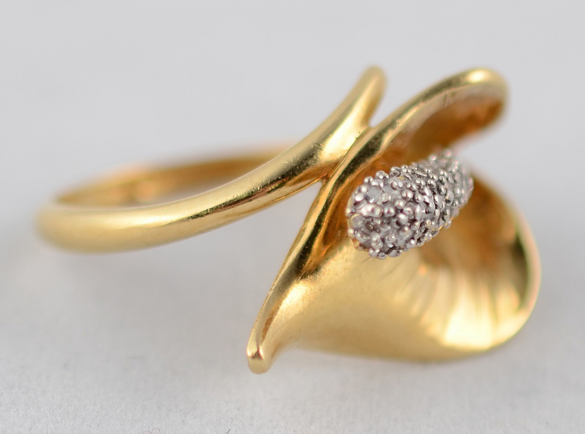 Anel de ouro 18 k, modelo copo de leite, com 15 brilhantes c/... - foto 1 de 2