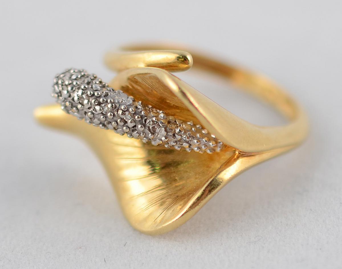 Anel de ouro 18 k, modelo copo de leite, com 15 brilhantes c/... - foto 2 de 2