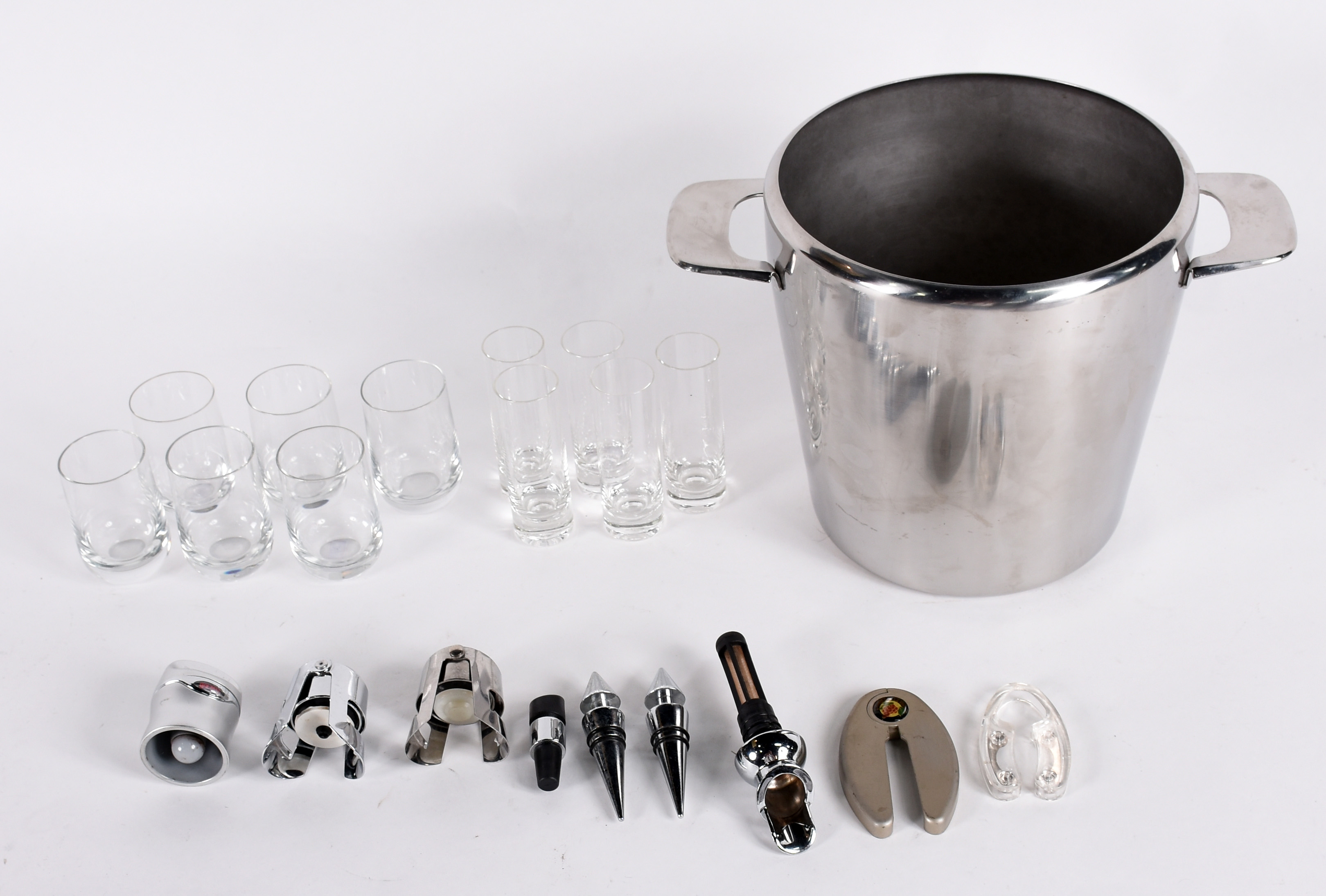 Diversas peças, sendo: Wine cooler Wolff, 2 tampas para champagne, 4... - foto 1 de 5