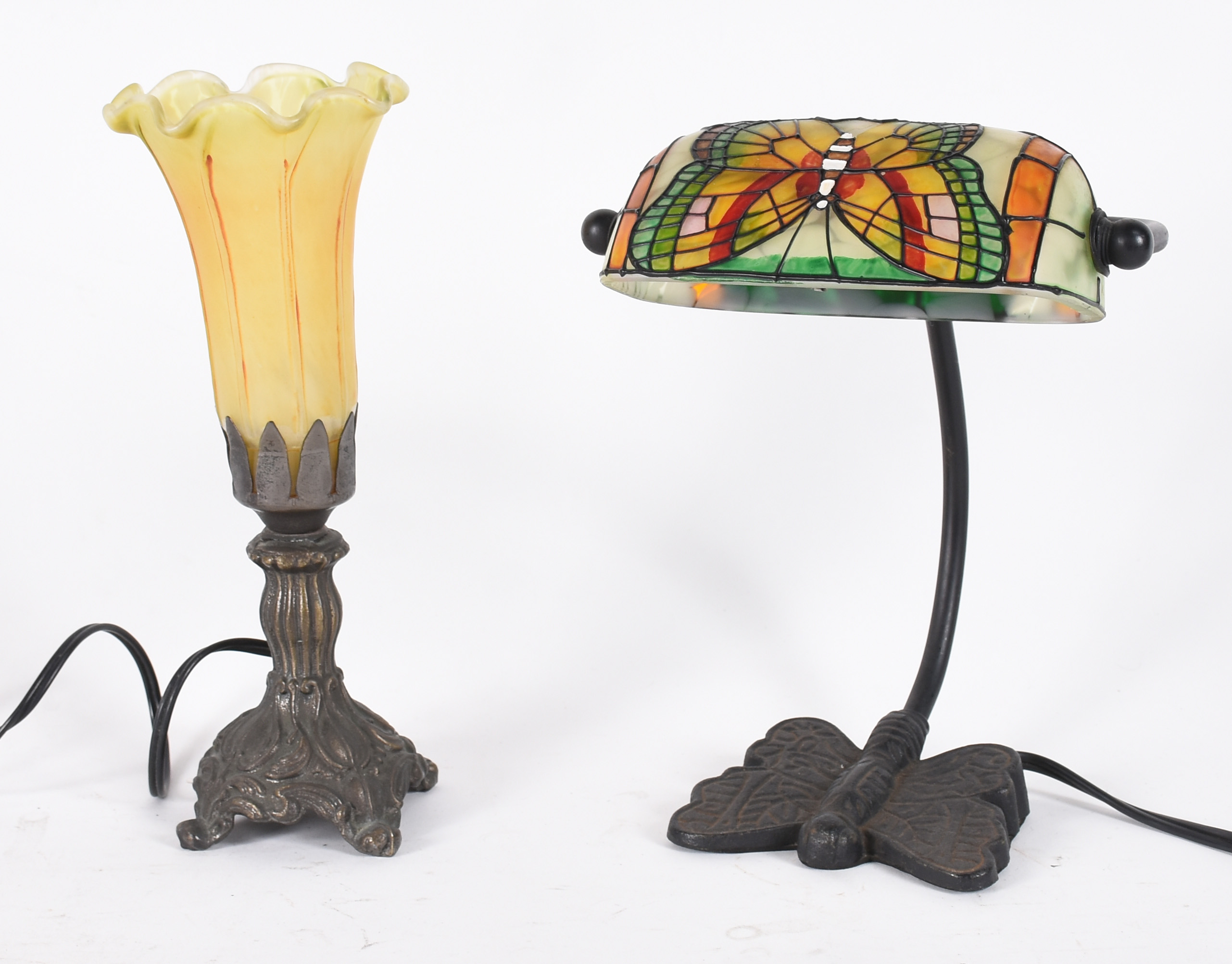 Duas luminárias de mesa, sendo 1 em forma de tulipa e 1 com motivos... - foto 1 de 3