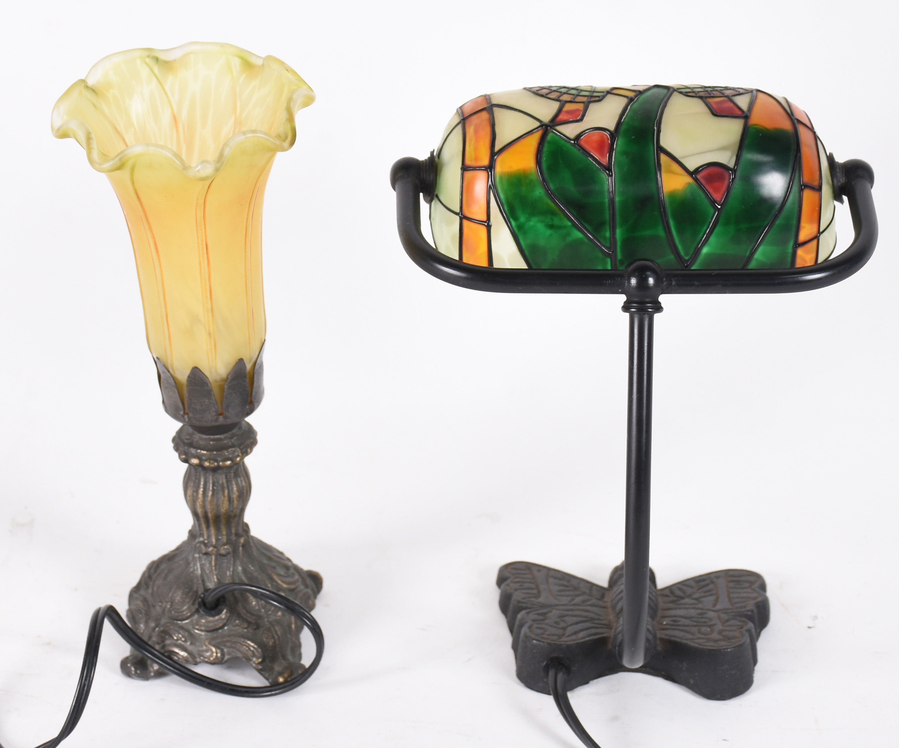 Duas luminárias de mesa, sendo 1 em forma de tulipa e 1 com motivos... - foto 3 de 3