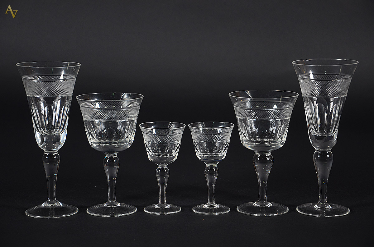 Serviço de cristal tcheco lapidado, sendo: 11 taças para champagne, 9... - foto 1 de 4