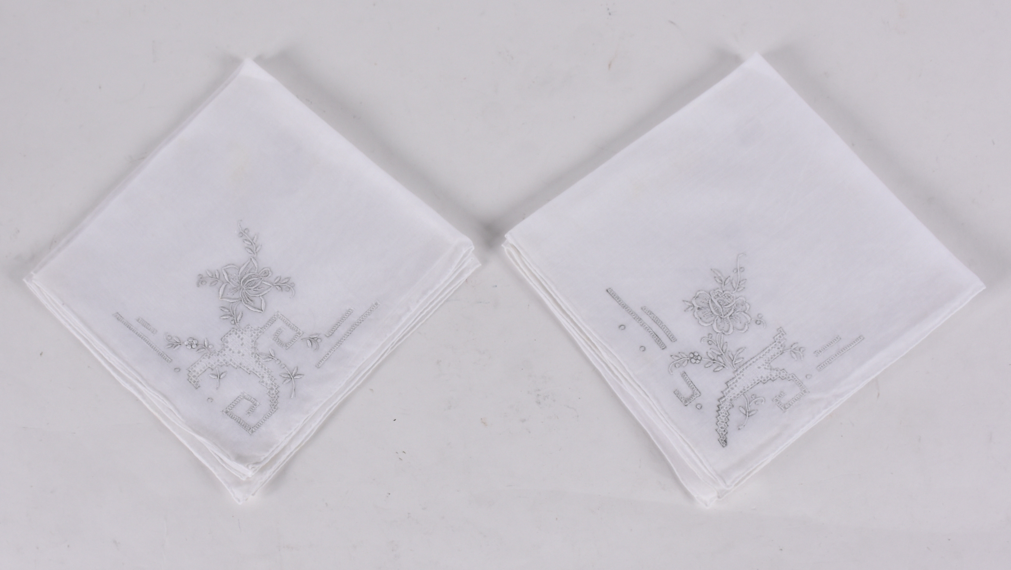 Seis lenços para noivas de linho branco bordados à mão. - foto 1 de 2