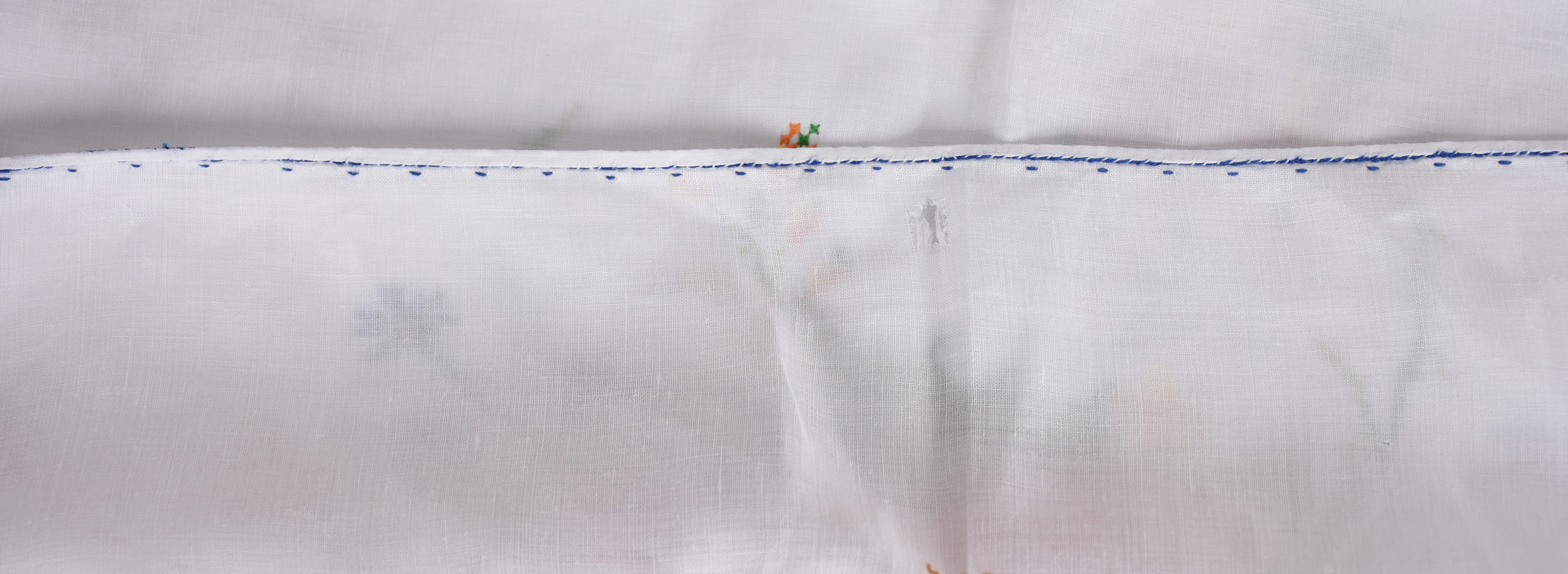 Toalha de mesa com bordados em ponto de cruz - foto 3 de 3