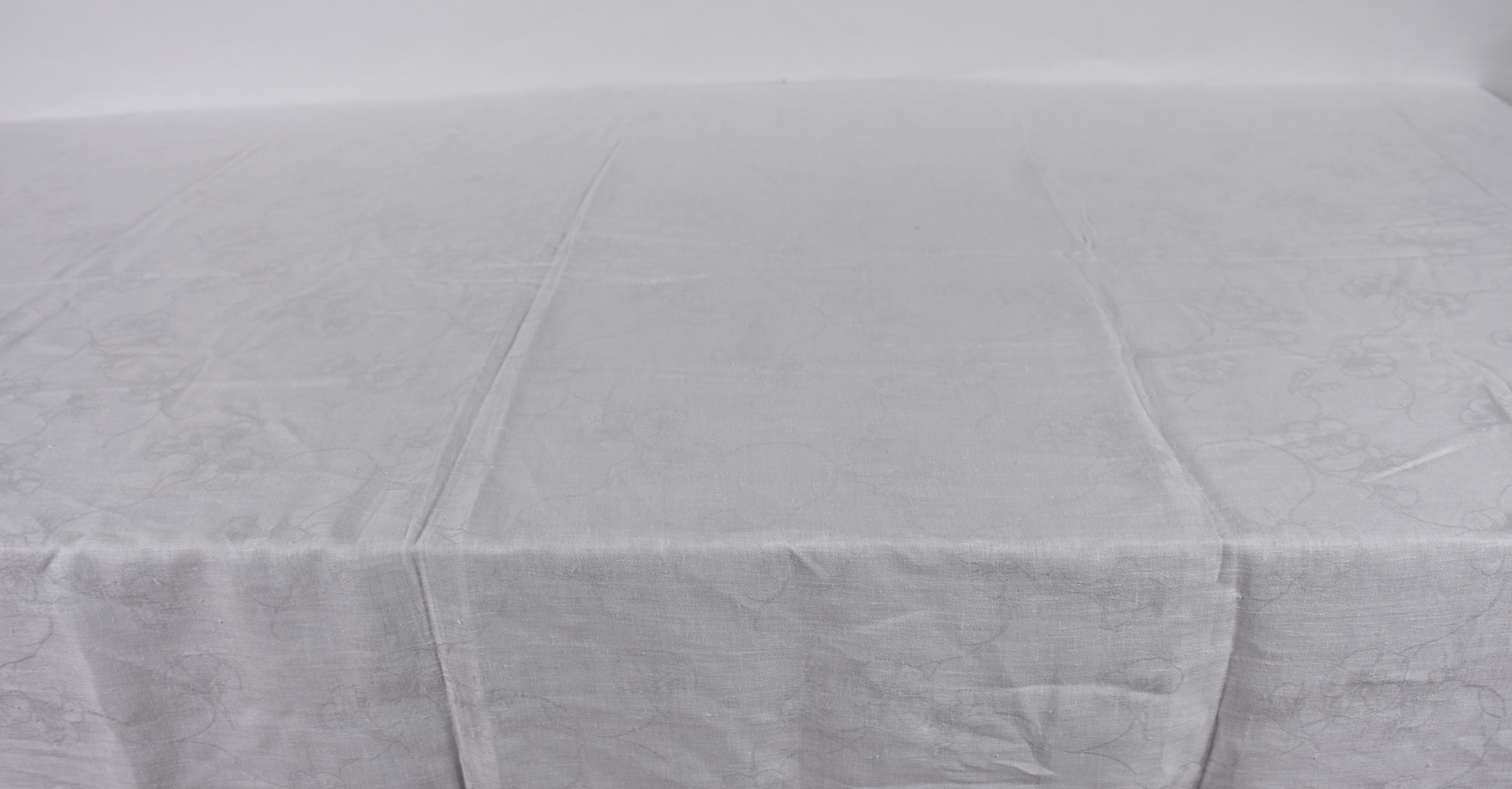 Toalha de mesa de linho branco com bordado bege. - foto 3 de 4