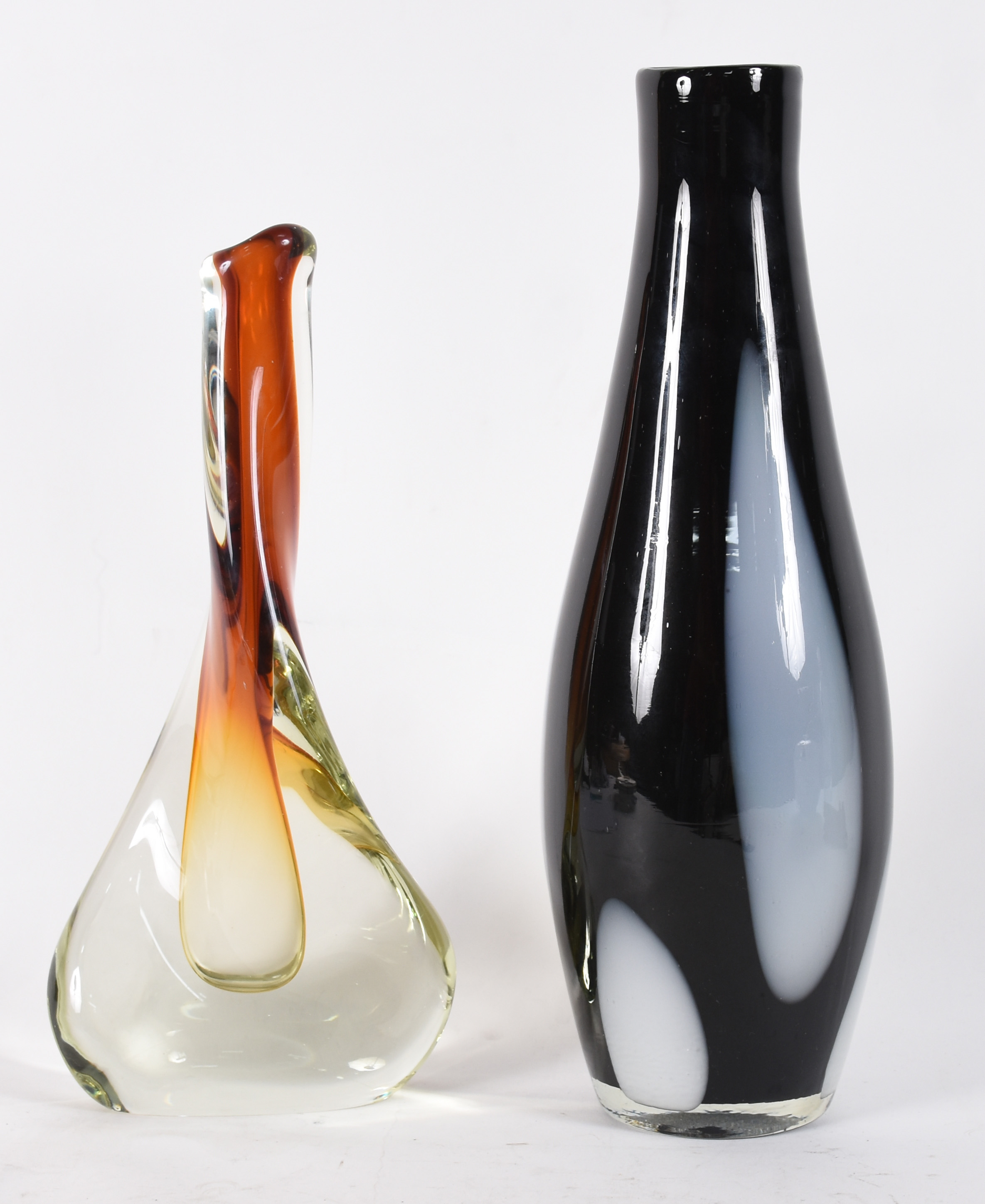 Dois vasos de murano, sendo um preto e branco e outro na cor laranja... - foto 1 de 3