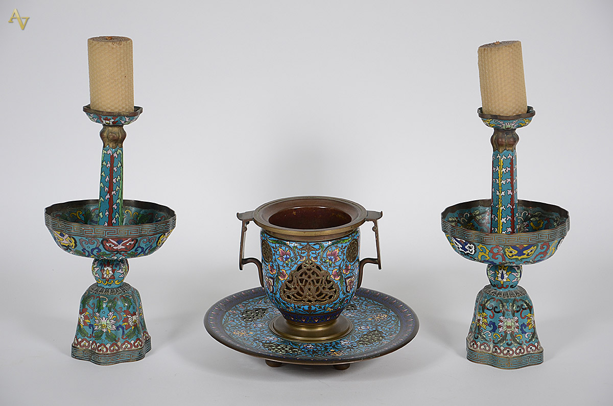 Conjunto com 3 peças de cloisoné sendo par de castiçais (altura 33... - foto 1 de 2
