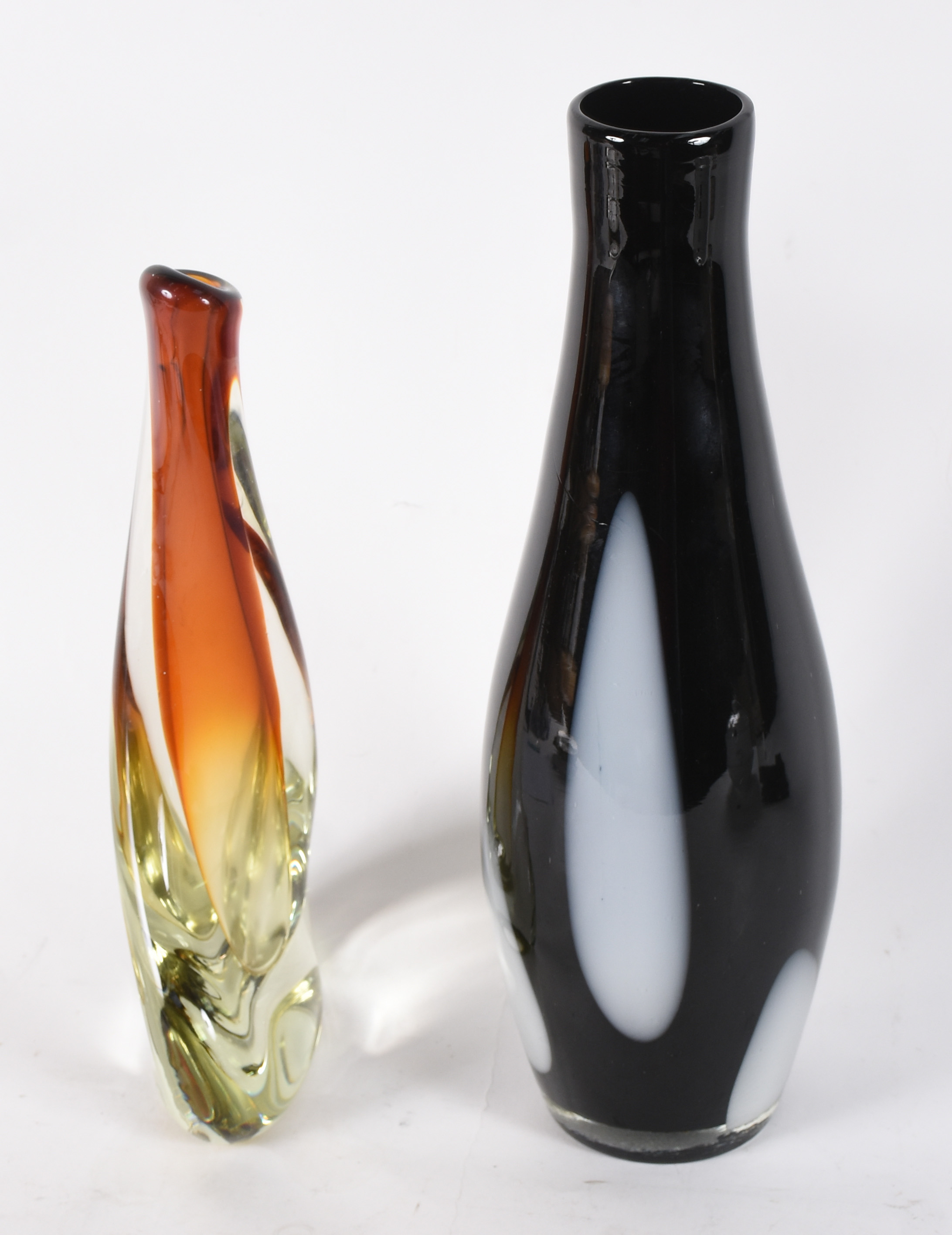Dois vasos de murano, sendo um preto e branco e outro na cor laranja... - foto 2 de 3