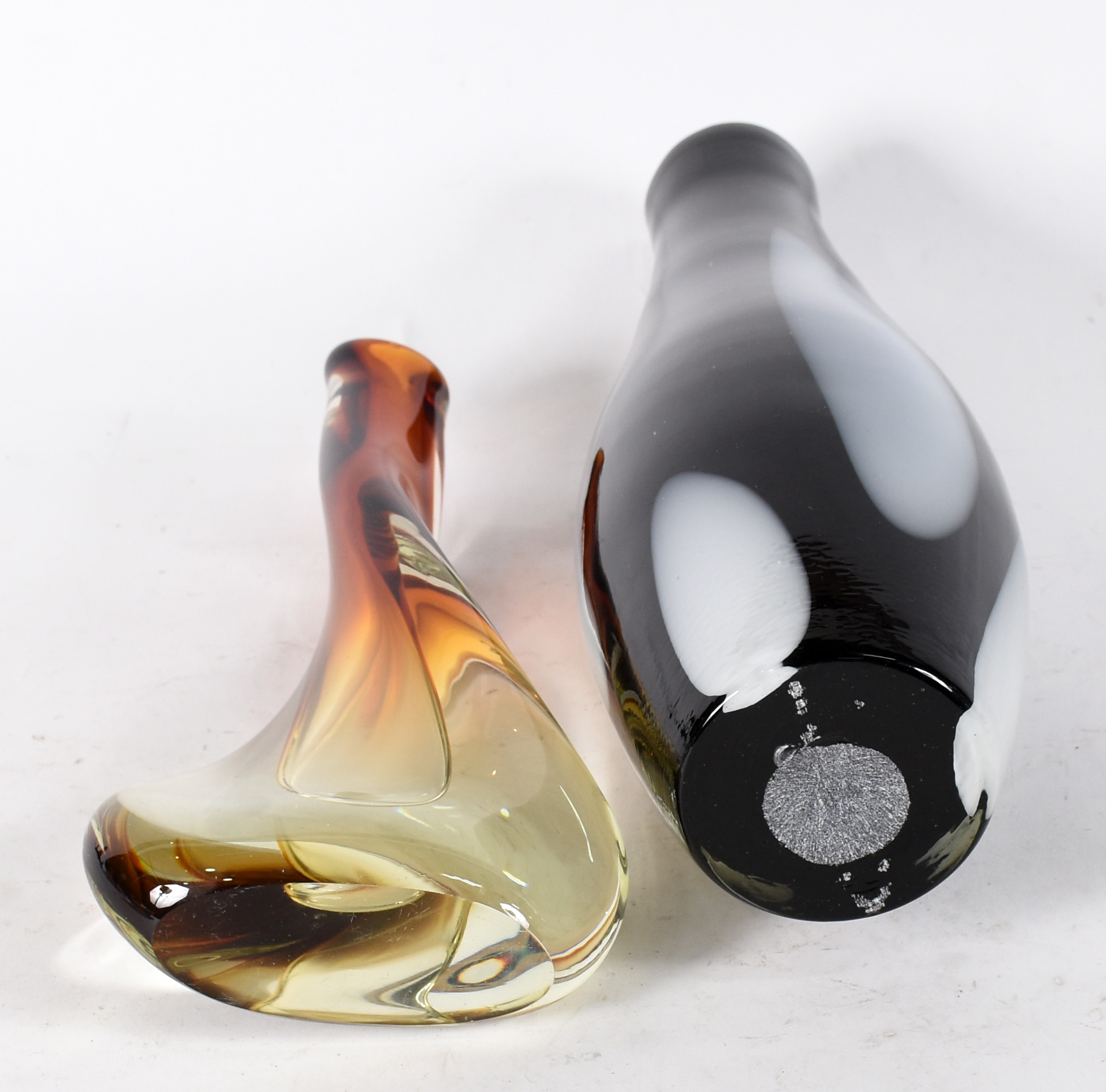 Dois vasos de murano, sendo um preto e branco e outro na cor laranja... - foto 3 de 3