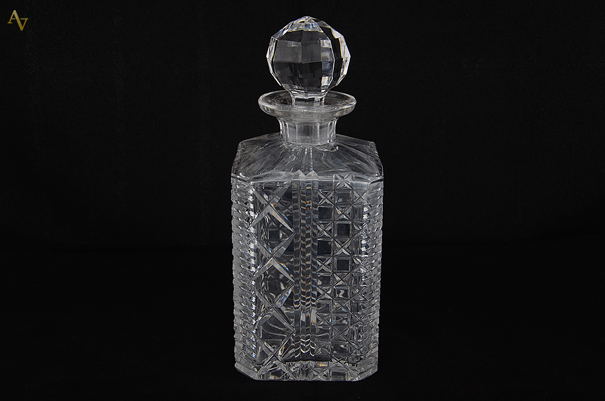 Garrafa de cristal tcheco lapidado. Altura 26 cm.