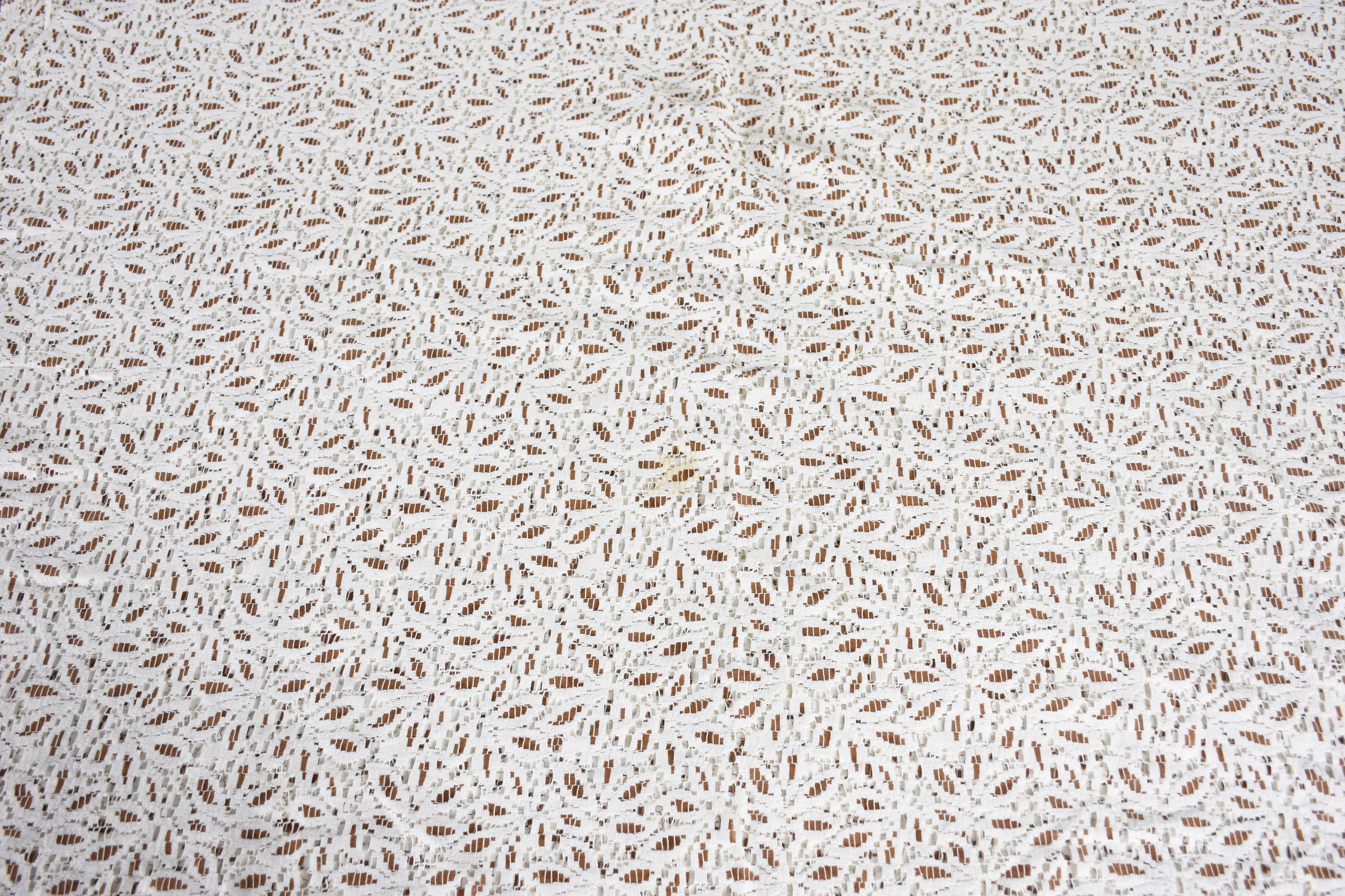 Três toalhas de mesa de diversas procedências (pequeno defeito). - foto 4 de 4