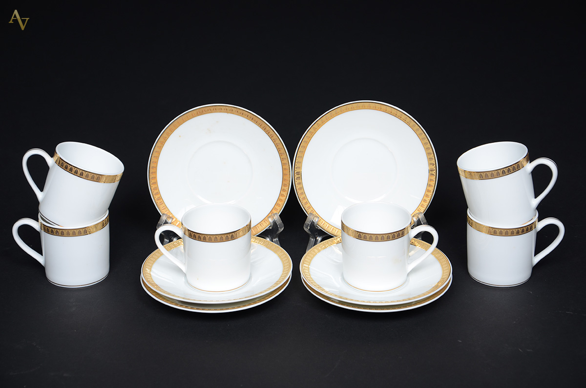 Seis xícaras para café de porcelana francesa CHRISTOFLE na cor branca...