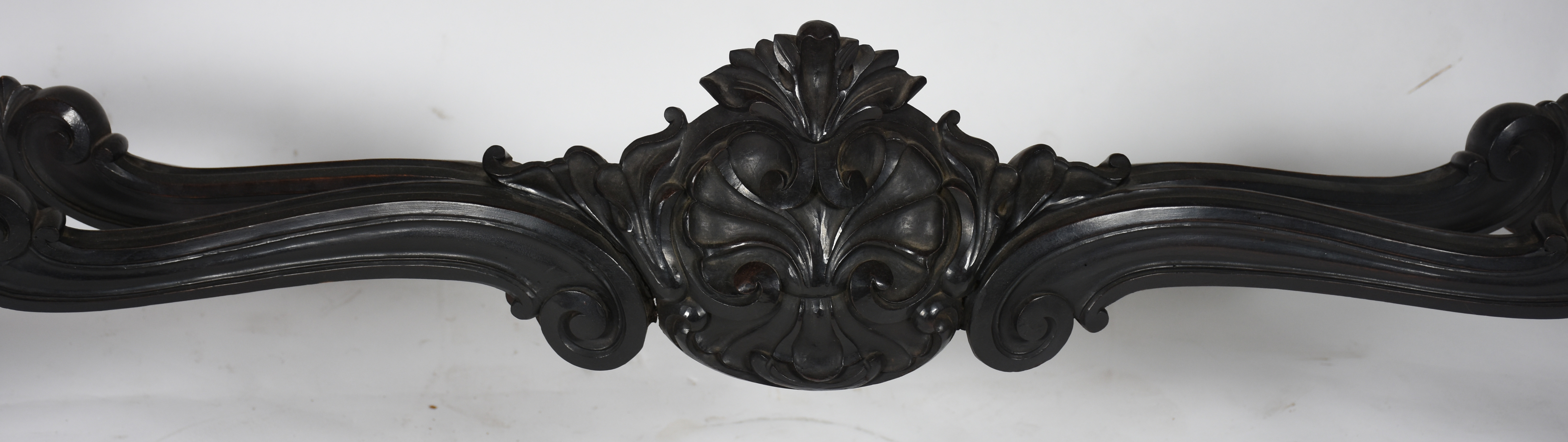 Belo console, estilo D. José, em madeira nobre entalhada. Tampo... - foto 3 de 6