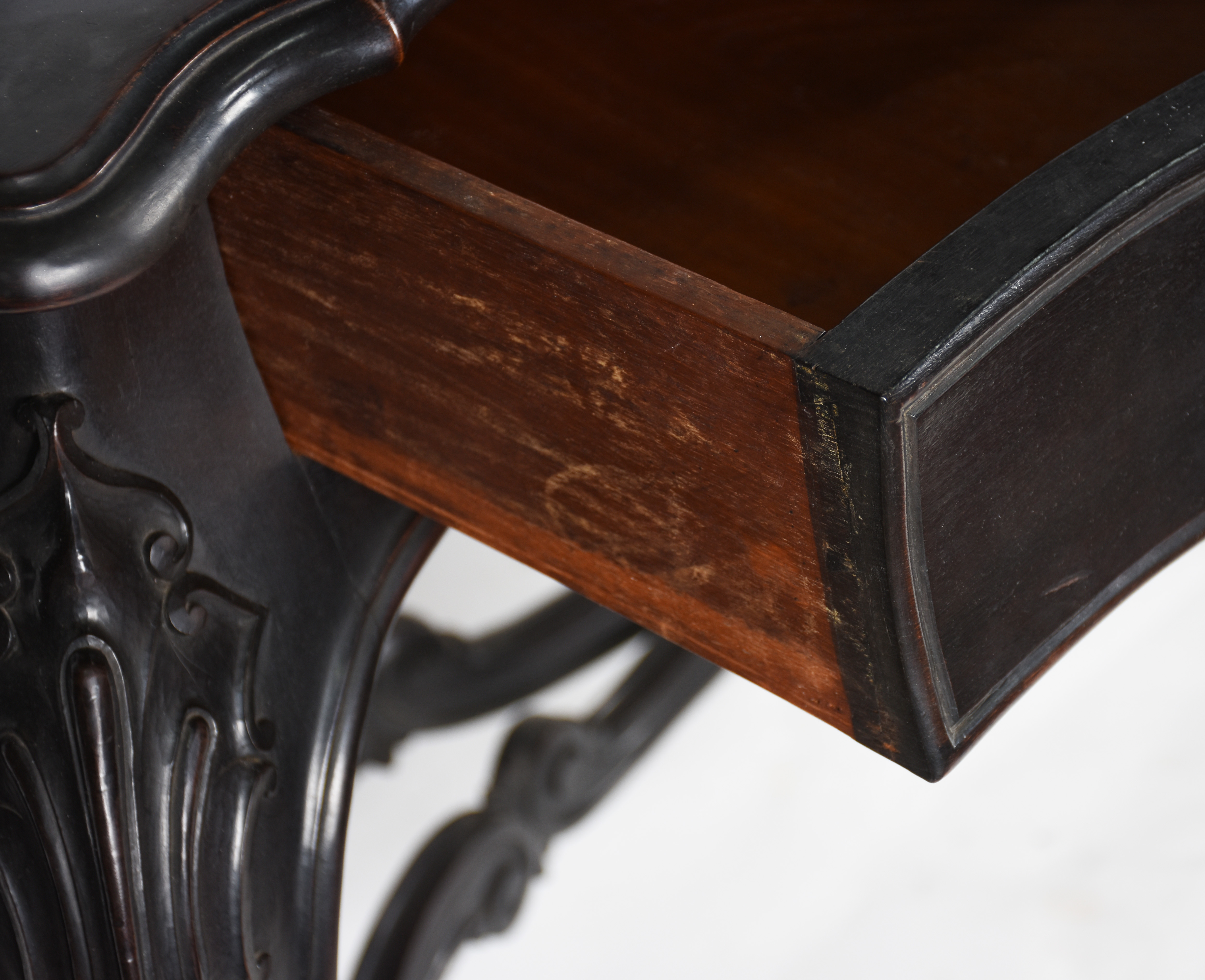 Belo console, estilo D. José, em madeira nobre entalhada. Tampo... - foto 6 de 6